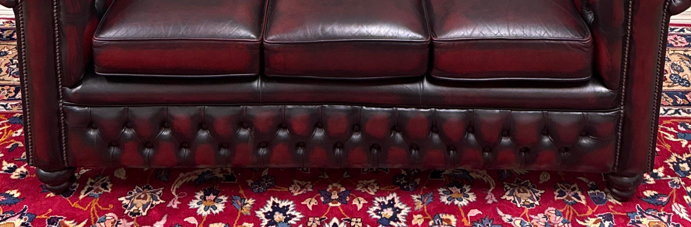 Englisches Chesterfield getuftetes Vintage-Sofa aus Leder in Ochsenblutrot, Mid-Century im Angebot 12