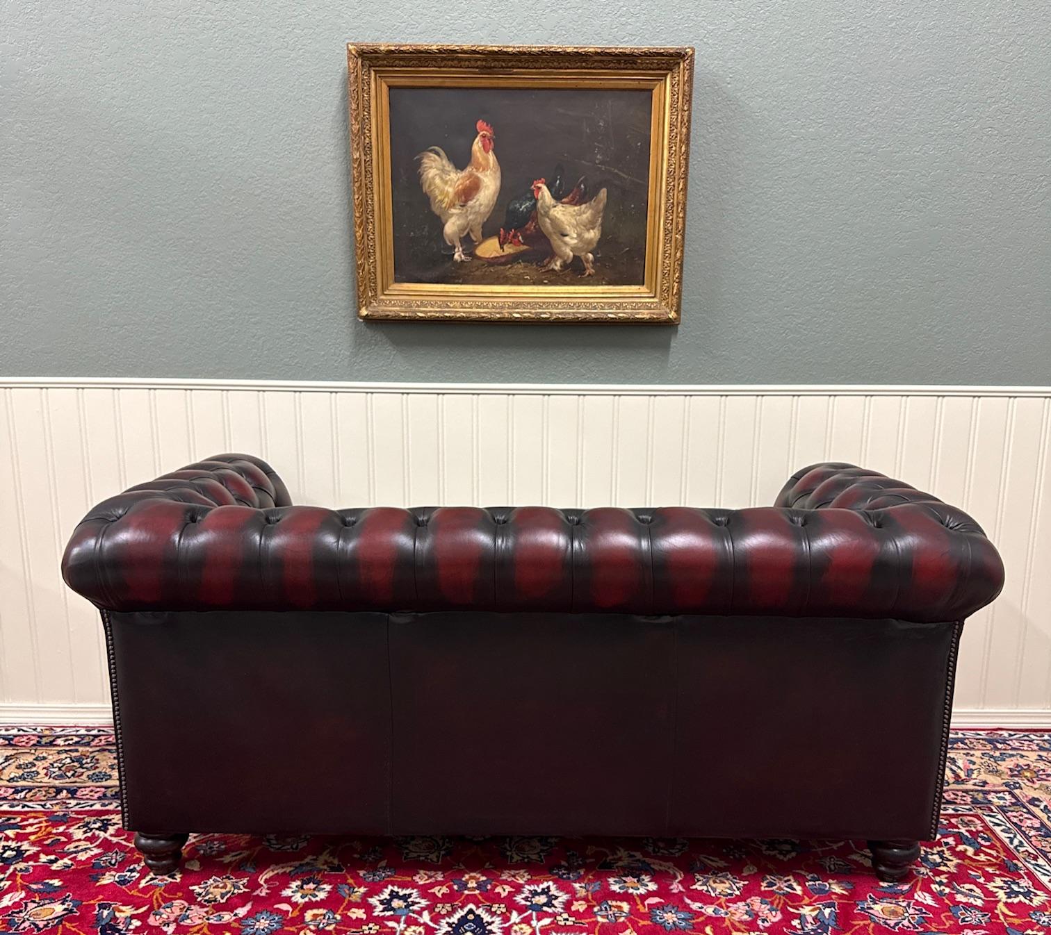 Englisches Chesterfield getuftetes Vintage-Sofa aus Leder in Ochsenblutrot, Mid-Century im Angebot 13