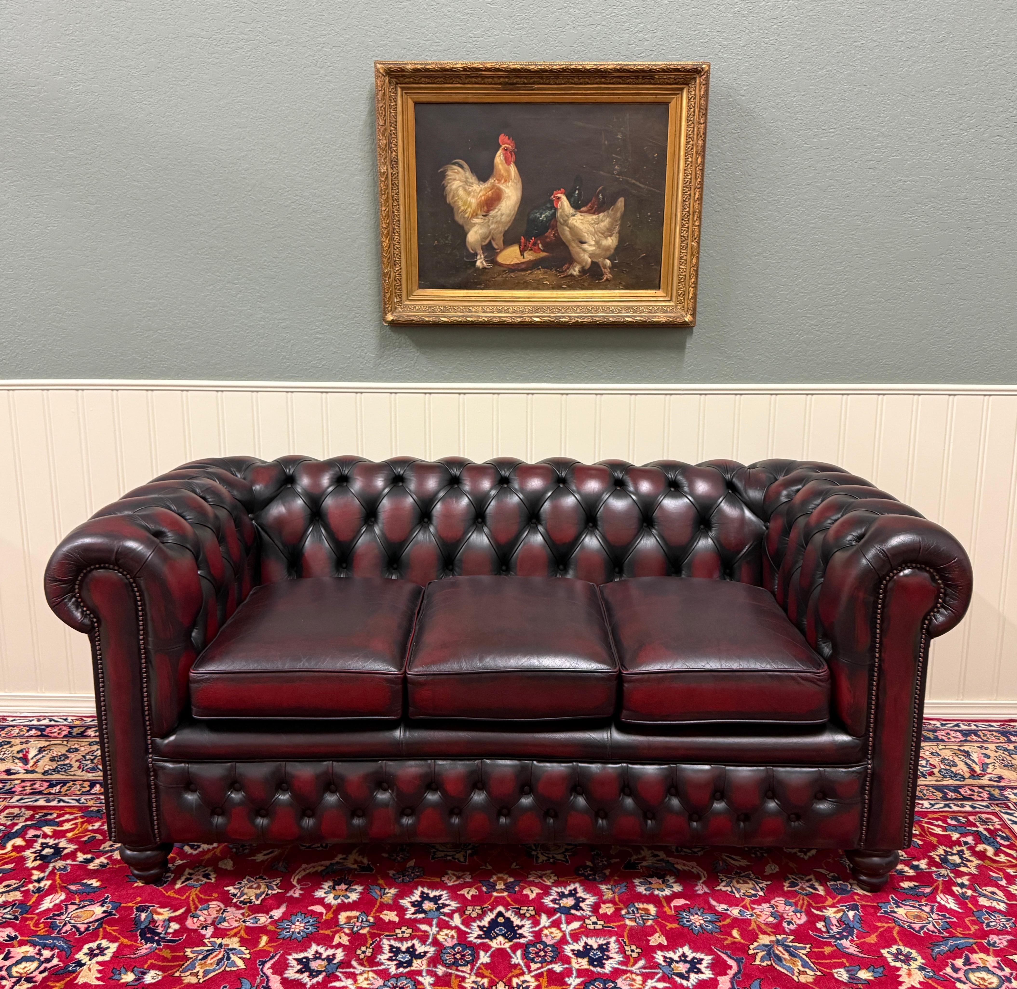 TIMELESS Vintage Mid-Century English Leather Tufted Seat CHESTERFIELD 3-Seat Sofa Oxblood Red

PERFEKTER ICONIC-Look für das Büro eines Gentleman, das Arbeitszimmer, die Bibliothek oder die Zigarrenlounge~~Polsterung in 
