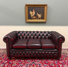 Englisches Chesterfield getuftetes Vintage-Sofa aus Leder in Ochsenblutrot, Mid-Century