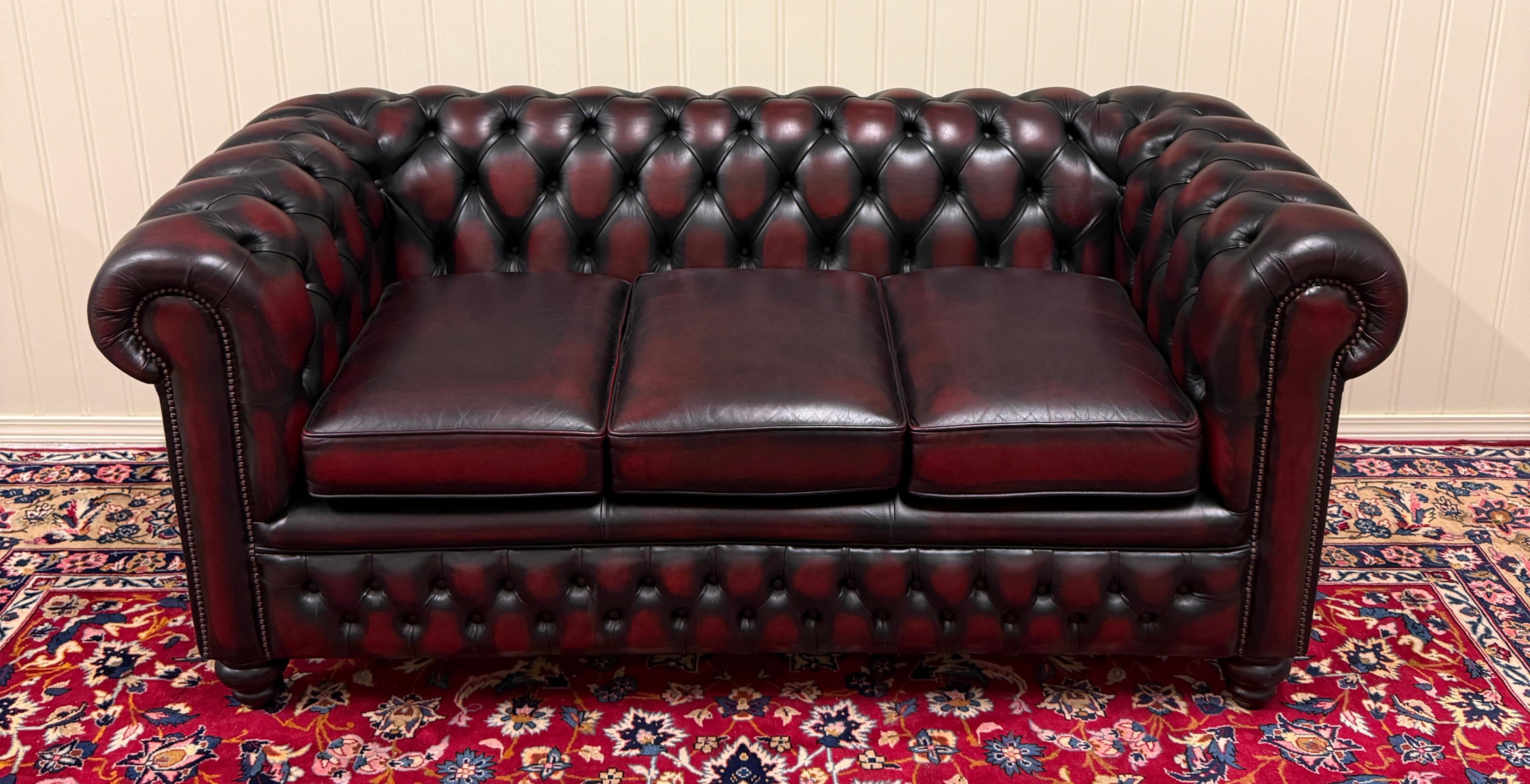 Englisches Chesterfield getuftetes Vintage-Sofa aus Leder in Ochsenblutrot, Mid-Century im Zustand „Gut“ im Angebot in Tyler, TX