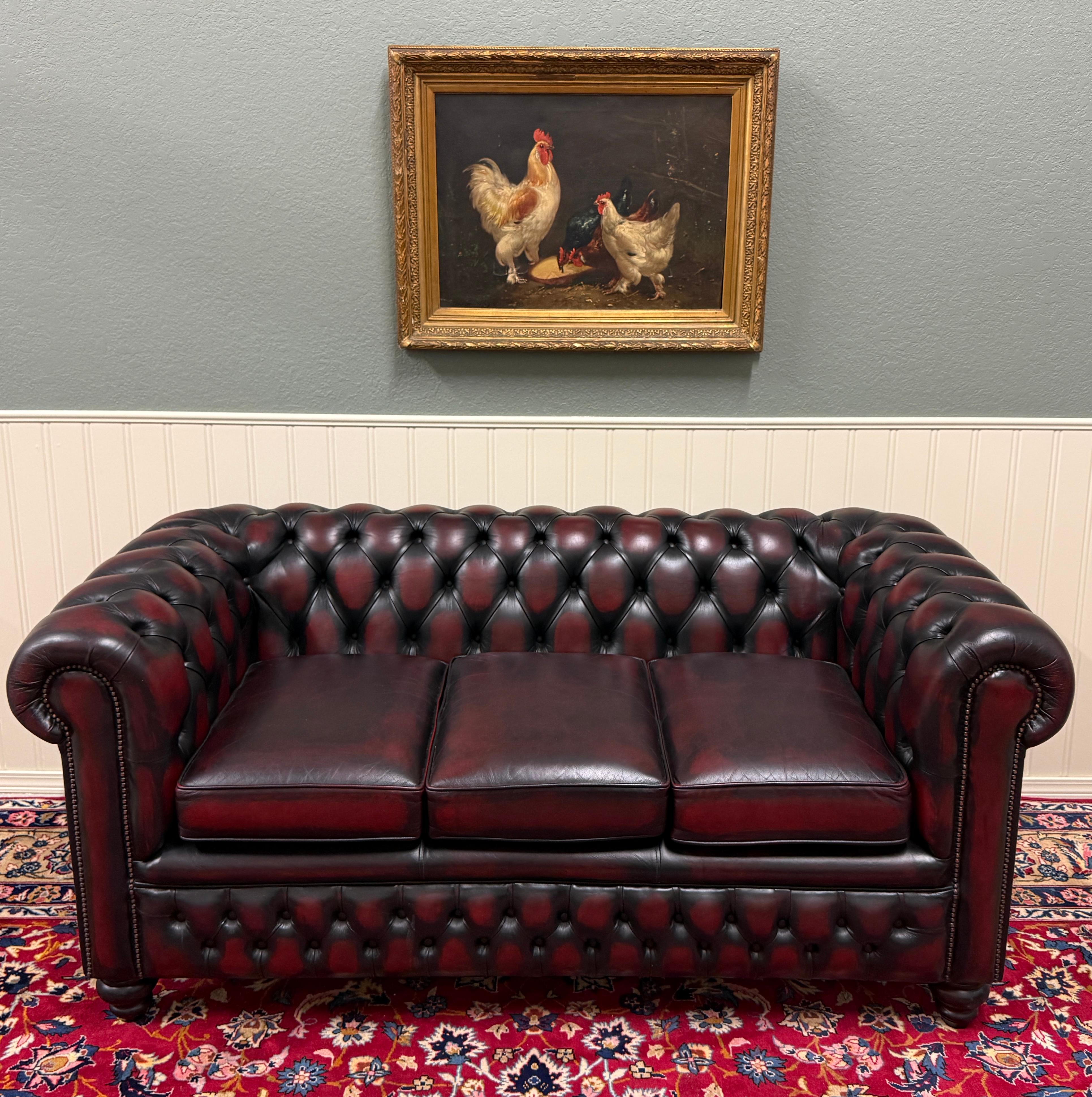 Englisches Chesterfield getuftetes Vintage-Sofa aus Leder in Ochsenblutrot, Mid-Century (20. Jahrhundert) im Angebot