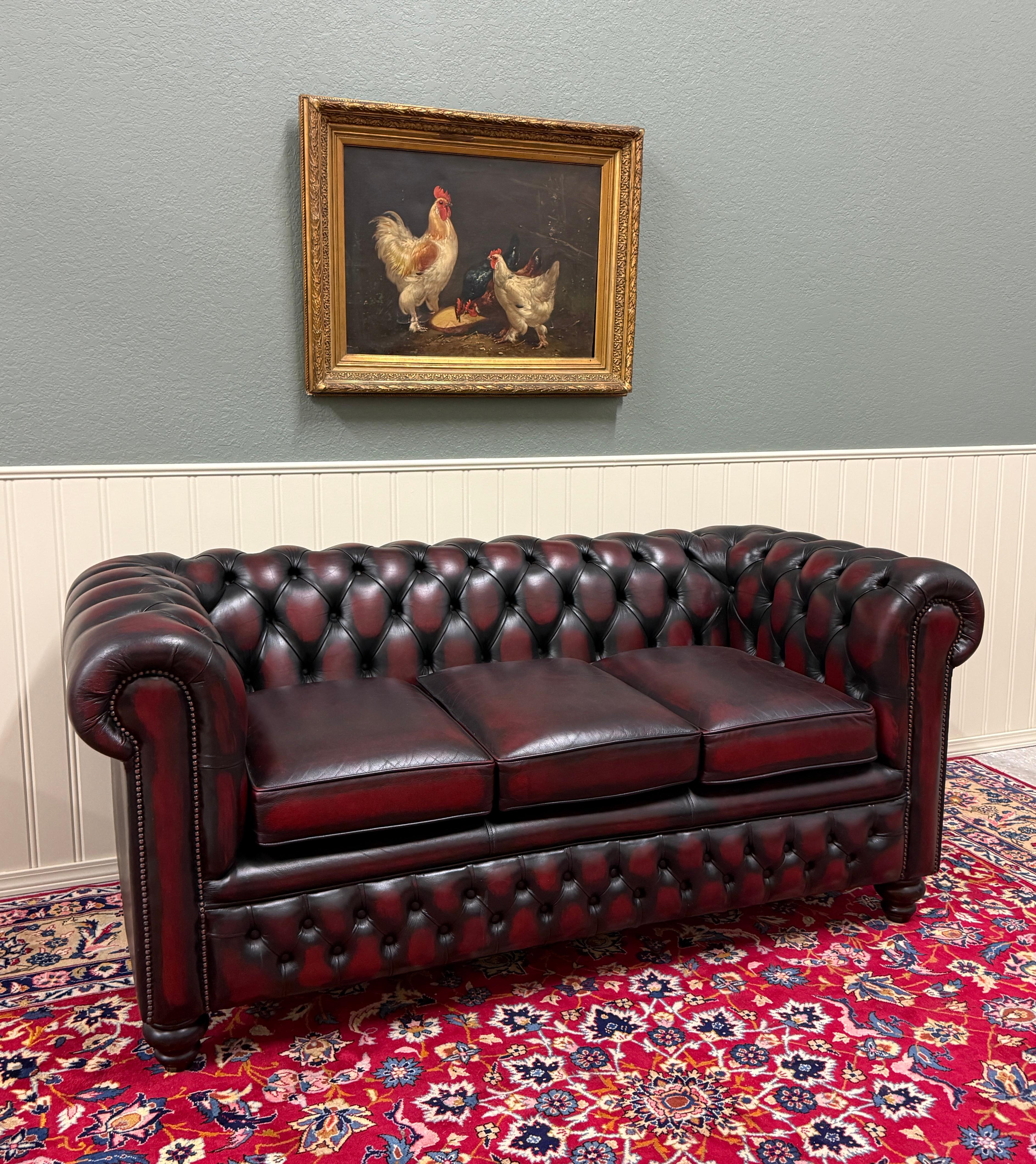 Englisches Chesterfield getuftetes Vintage-Sofa aus Leder in Ochsenblutrot, Mid-Century im Angebot 1