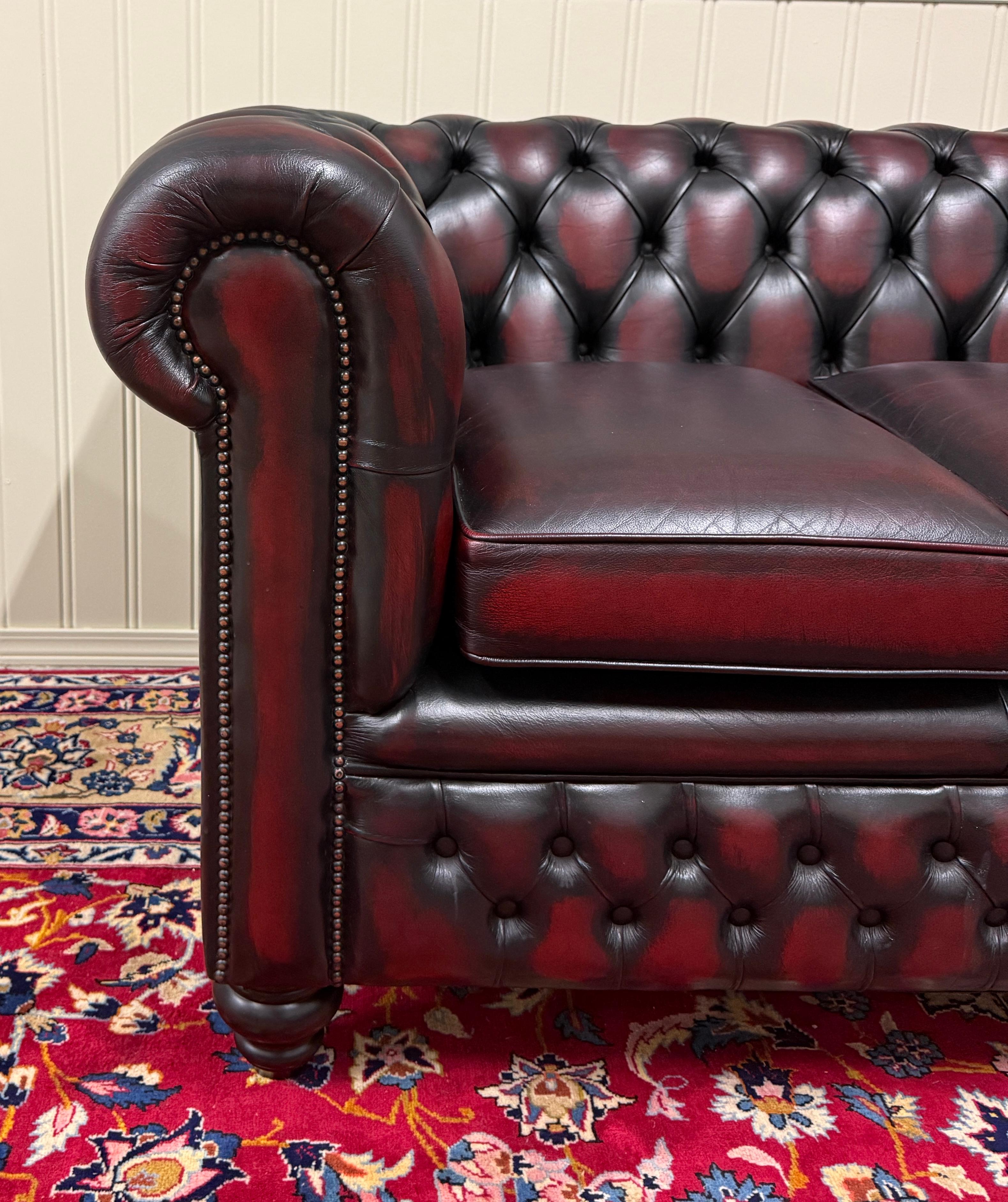 Englisches Chesterfield getuftetes Vintage-Sofa aus Leder in Ochsenblutrot, Mid-Century im Angebot 2