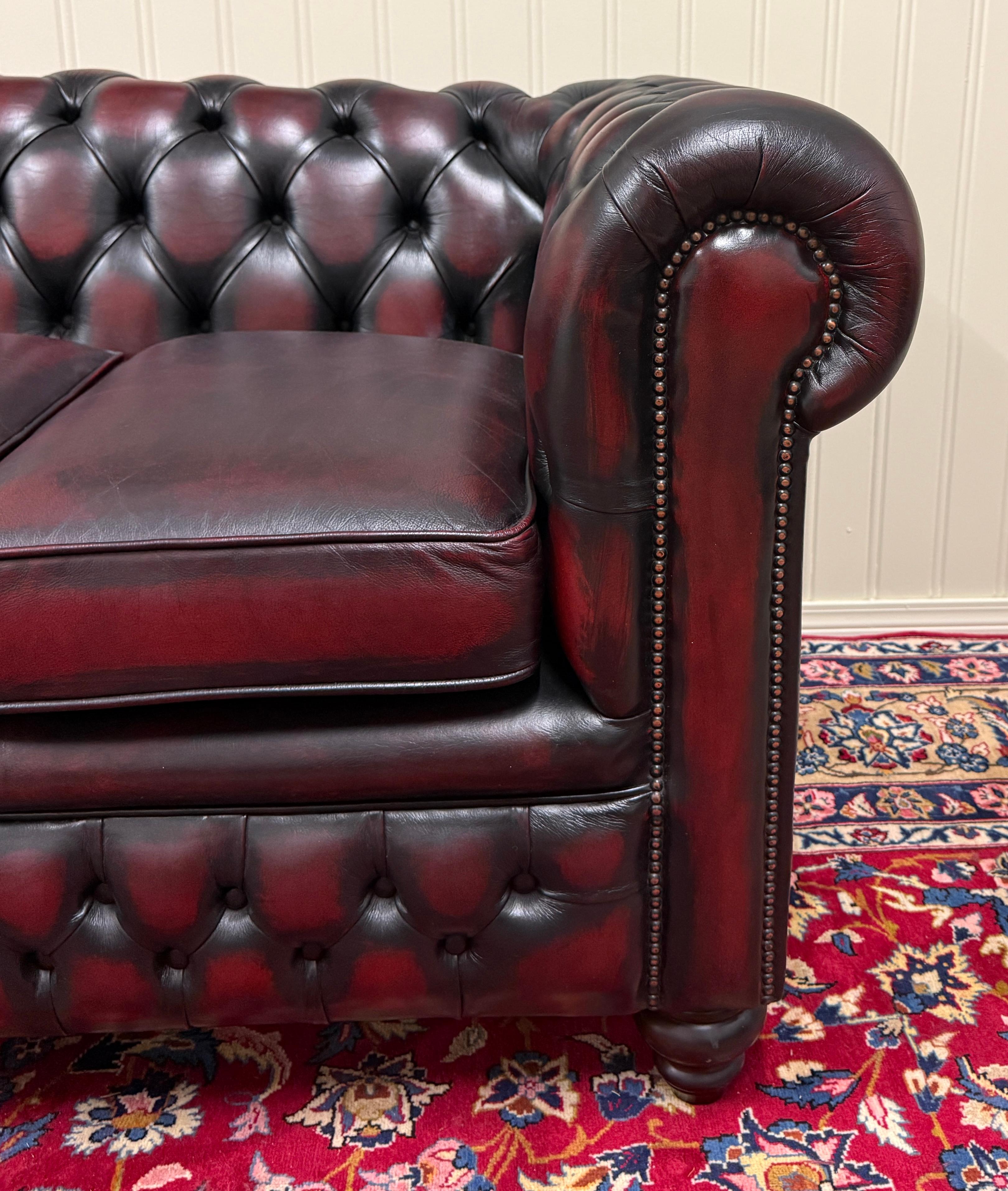 Englisches Chesterfield getuftetes Vintage-Sofa aus Leder in Ochsenblutrot, Mid-Century im Angebot 3