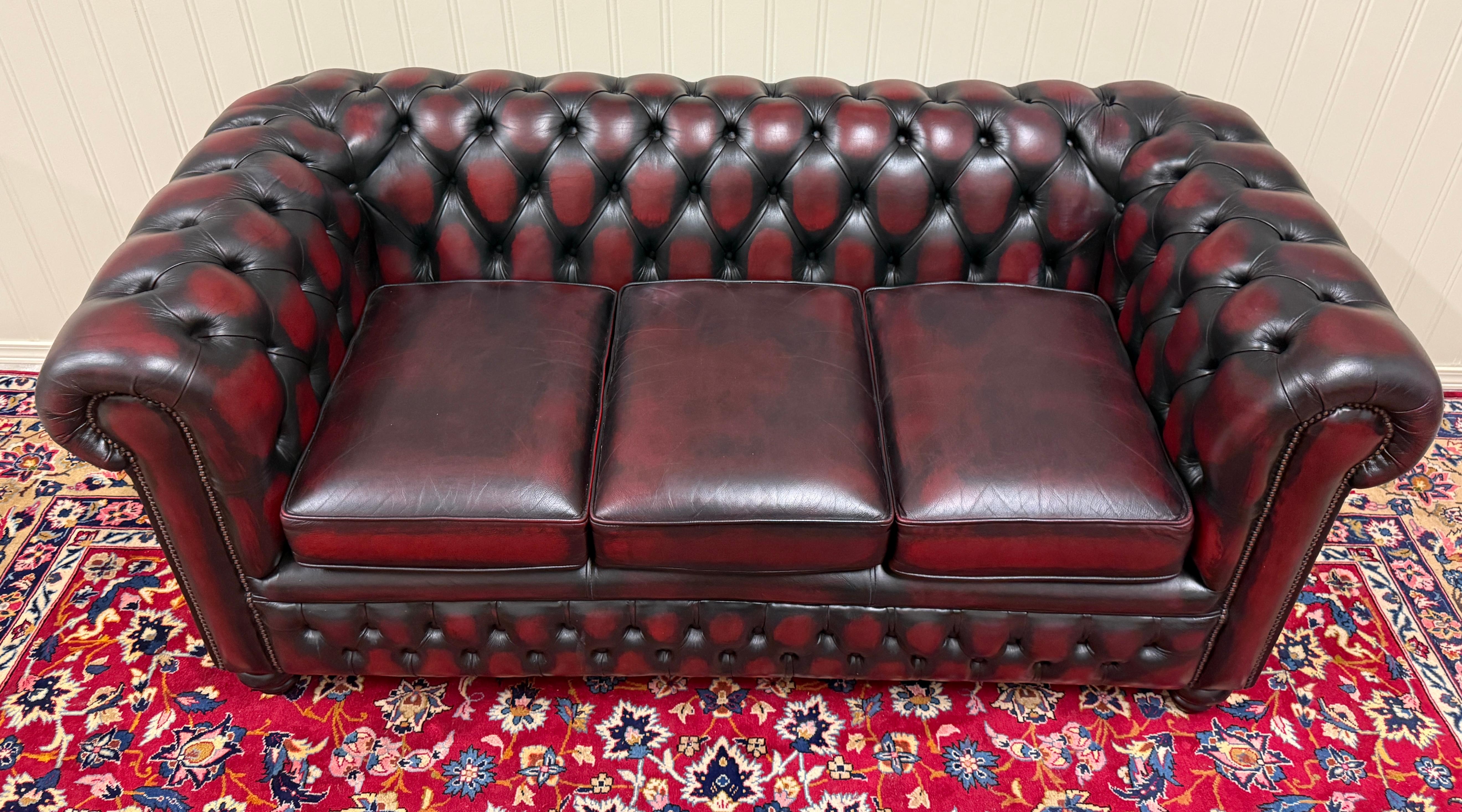 Englisches Chesterfield getuftetes Vintage-Sofa aus Leder in Ochsenblutrot, Mid-Century im Angebot 4