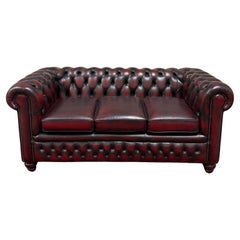 Englisches Chesterfield getuftetes Vintage-Sofa aus Leder in Ochsenblutrot, Mid-Century