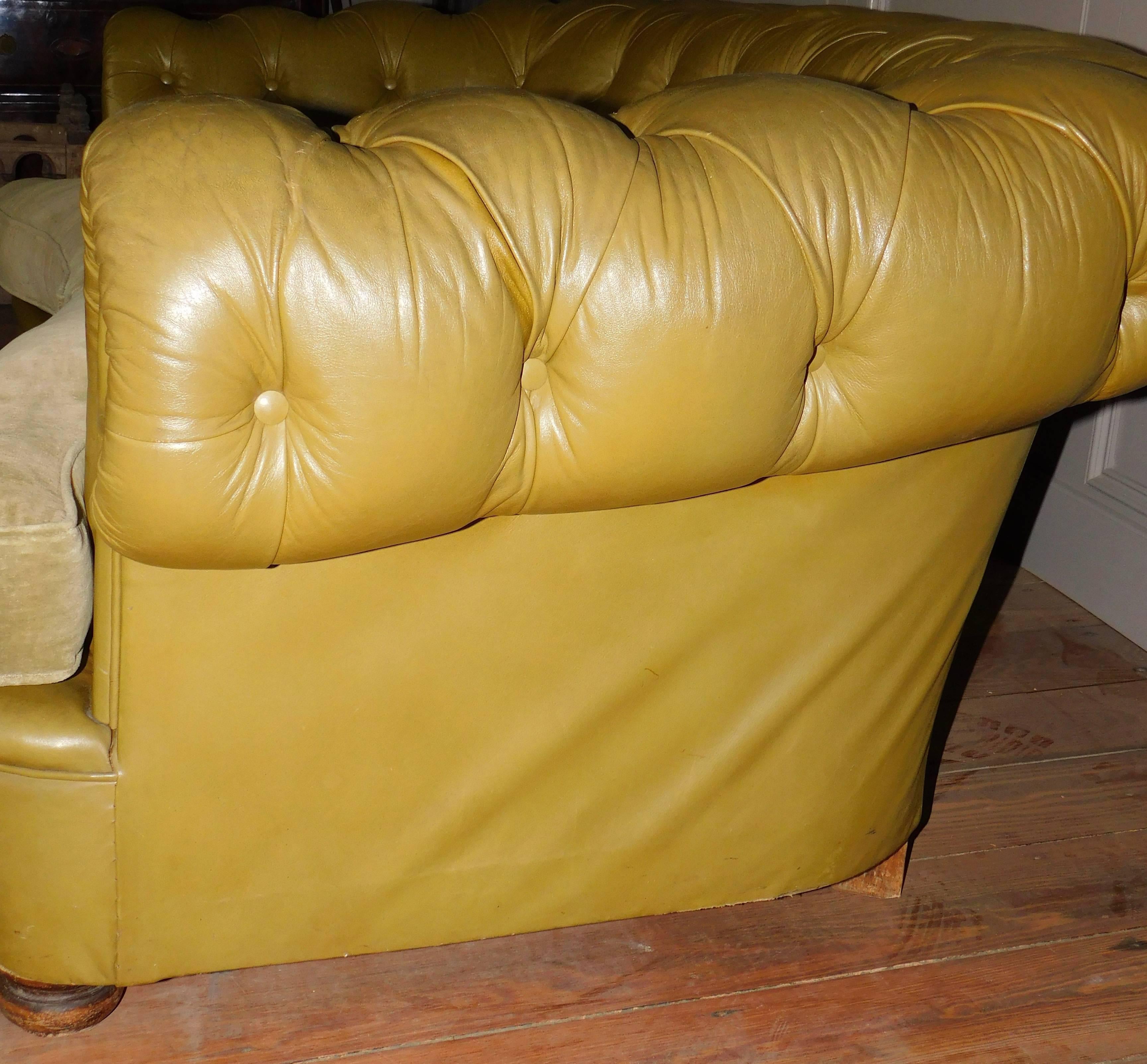 Vintage English Chesterfield Settee in Olive Green Leather with Velvet Cushions In Good Condition For Sale In Antwerp, BE