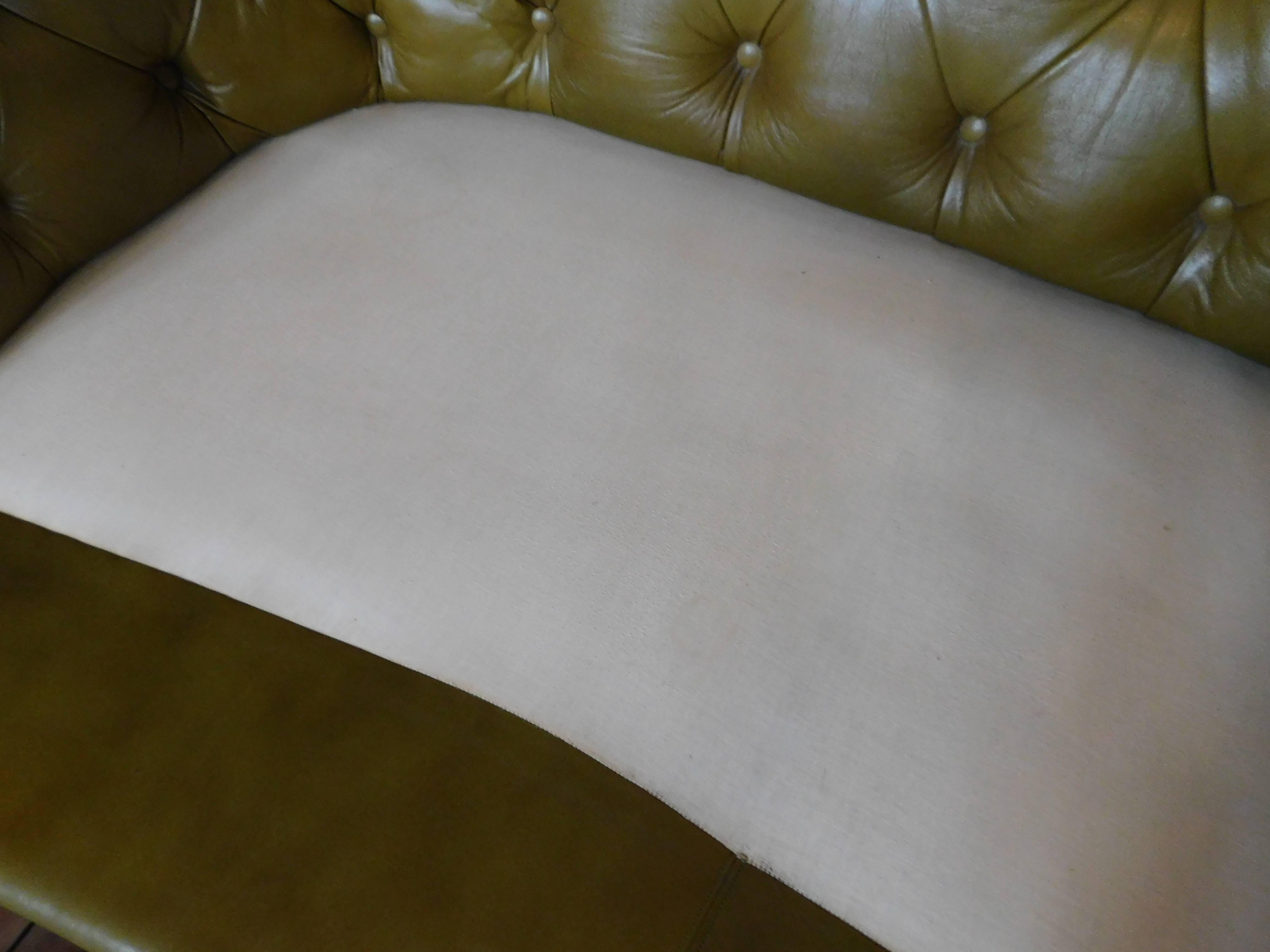 Vintage English Chesterfield Settee in Olive Green Leather with Velvet Cushions For Sale 2