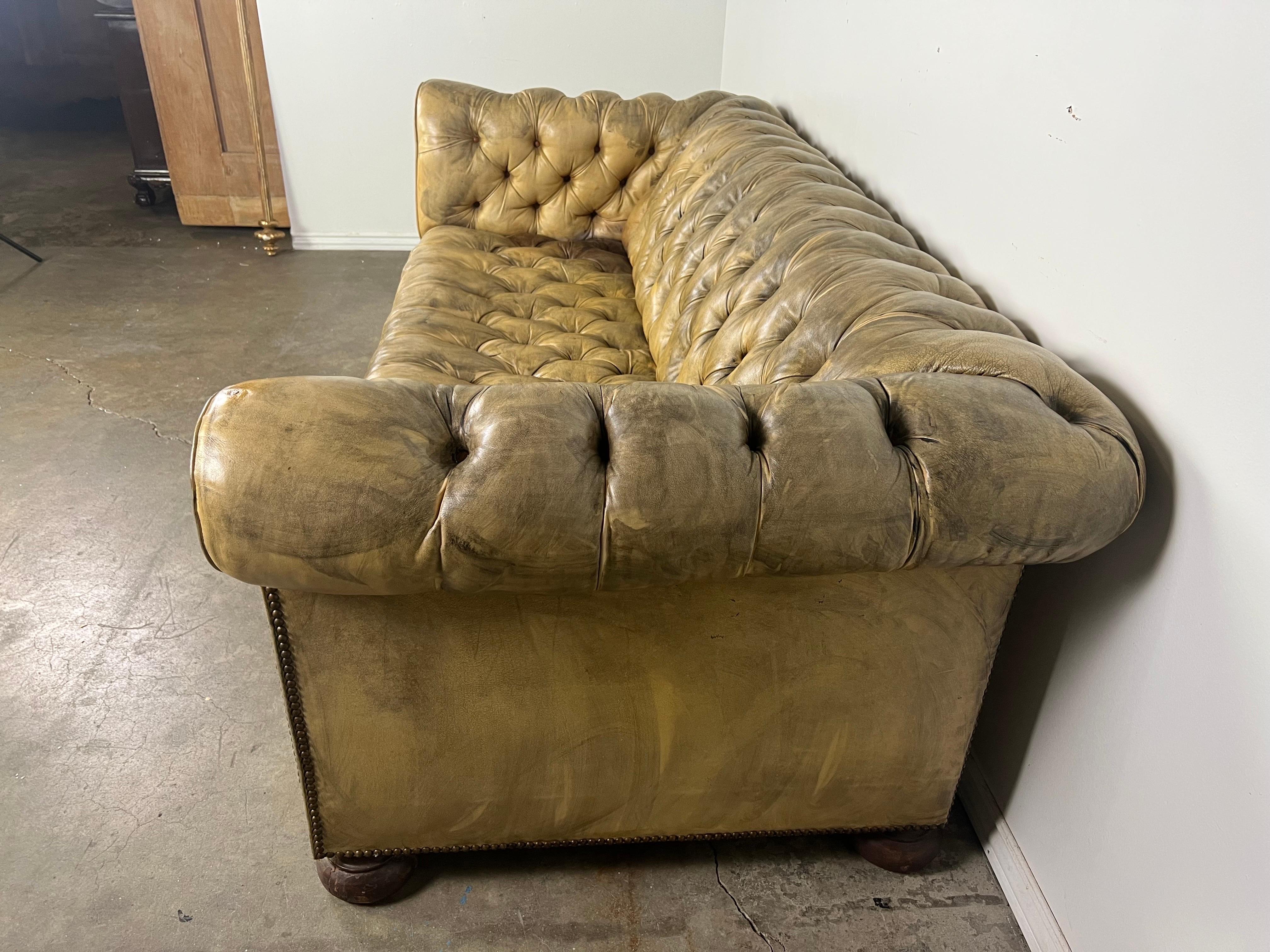 Sofa vintage anglais de style Chesterfield en cuir touffeté vers les années 1920 en vente 4