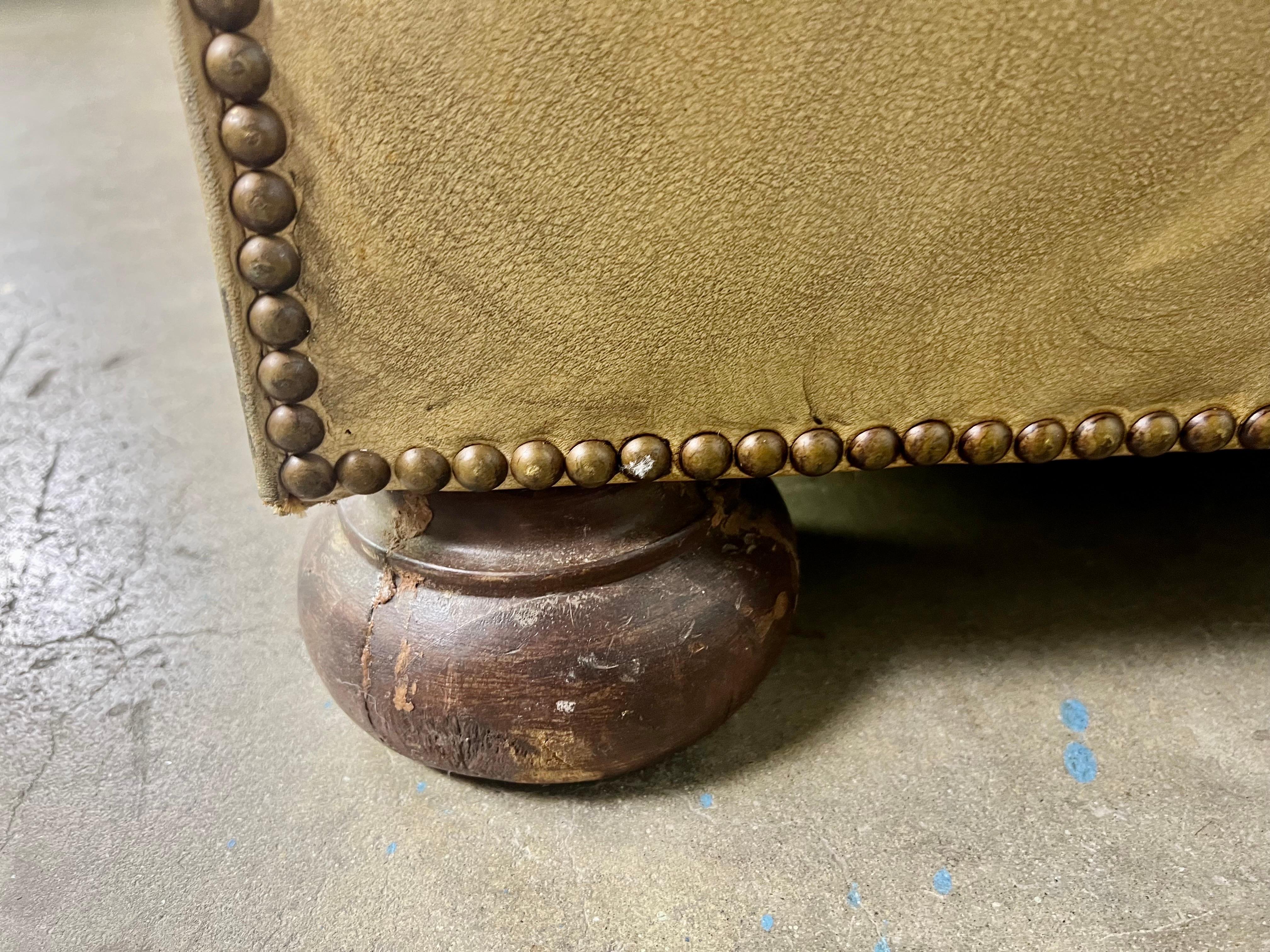 Sofa vintage anglais de style Chesterfield en cuir touffeté vers les années 1920 en vente 5