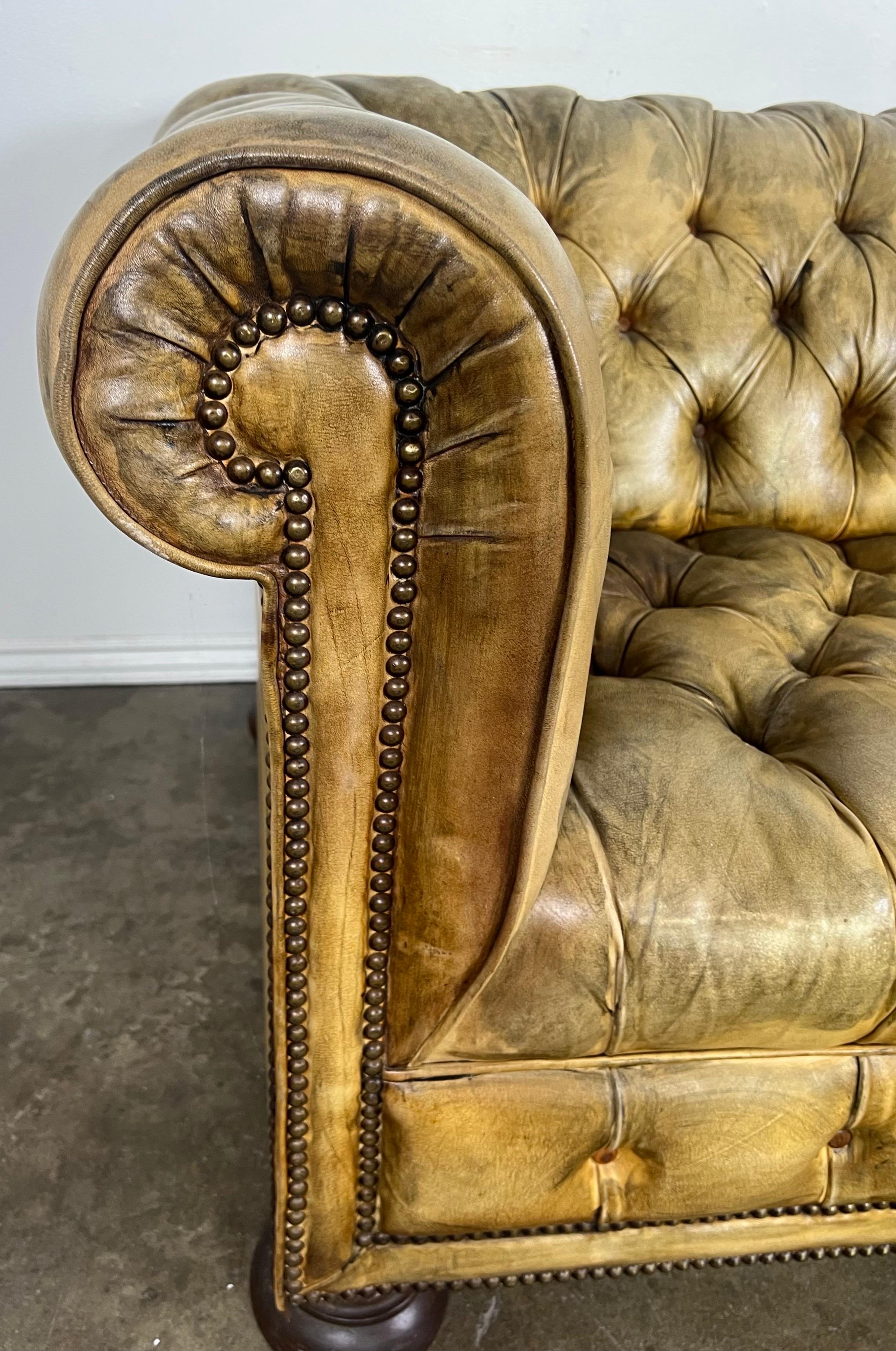 Sofa vintage anglais de style Chesterfield en cuir touffeté vers les années 1920 en vente 7