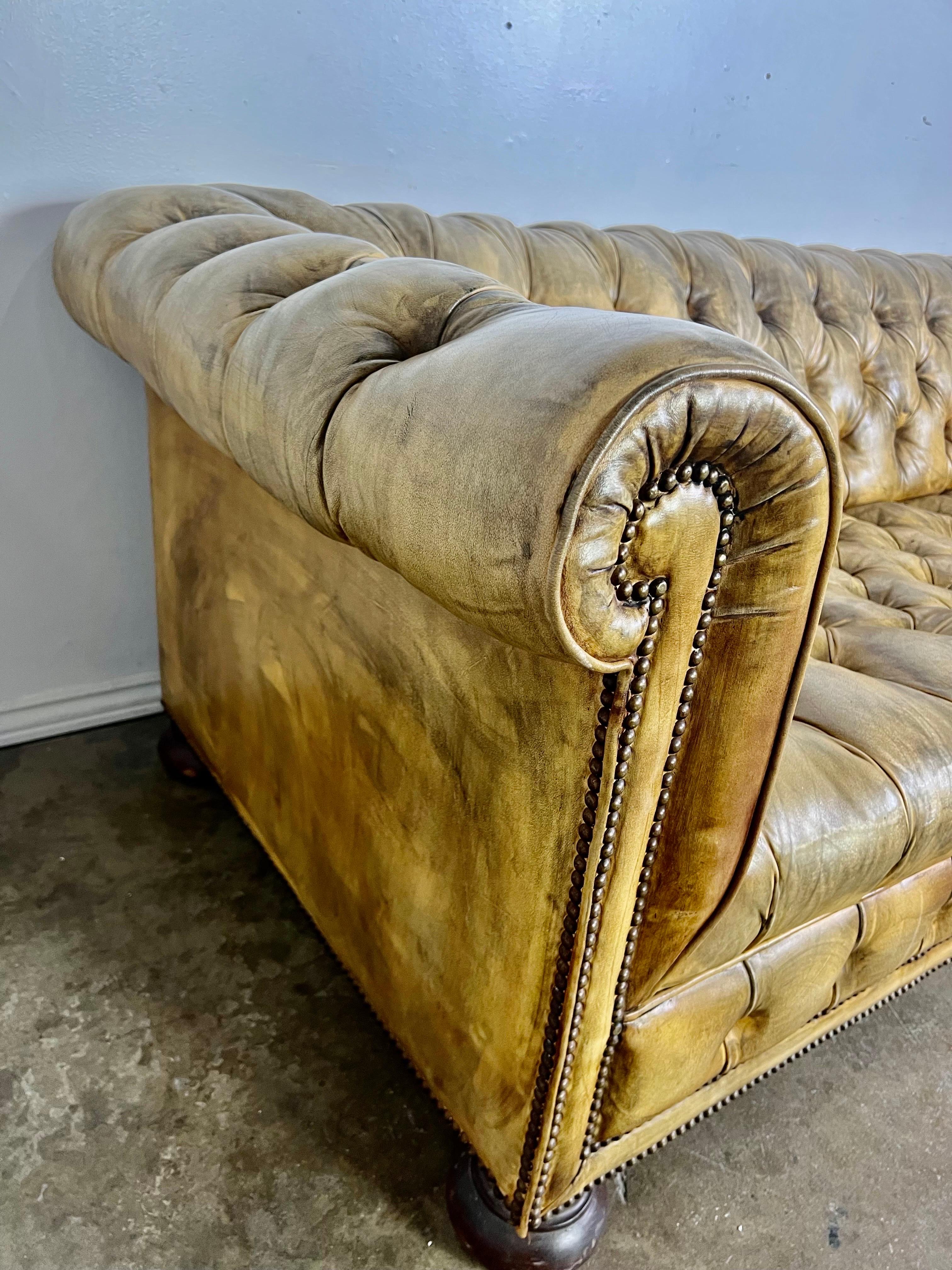 Sofa vintage anglais de style Chesterfield en cuir touffeté vers les années 1920 en vente 8