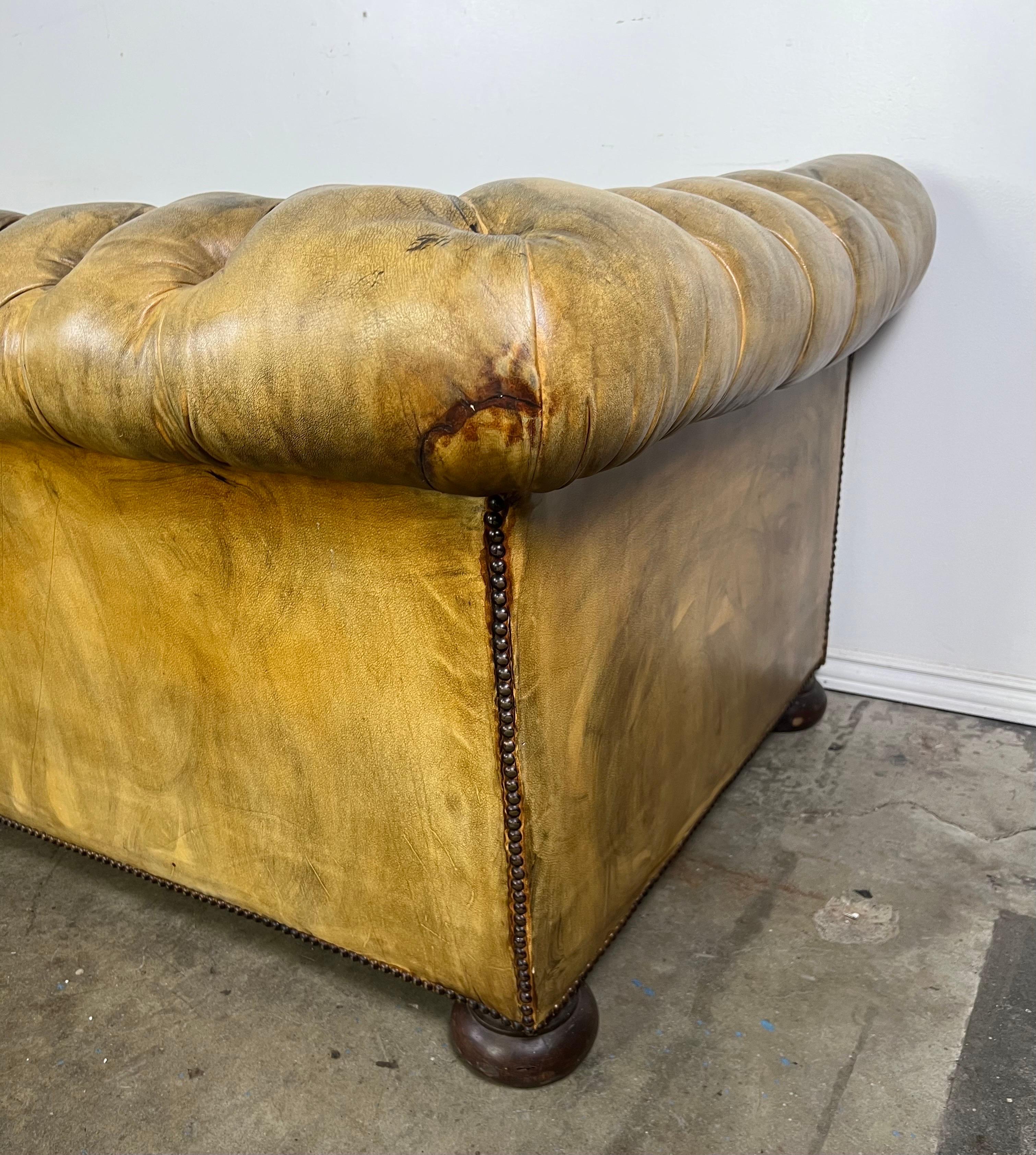 Sofa vintage anglais de style Chesterfield en cuir touffeté vers les années 1920 en vente 13