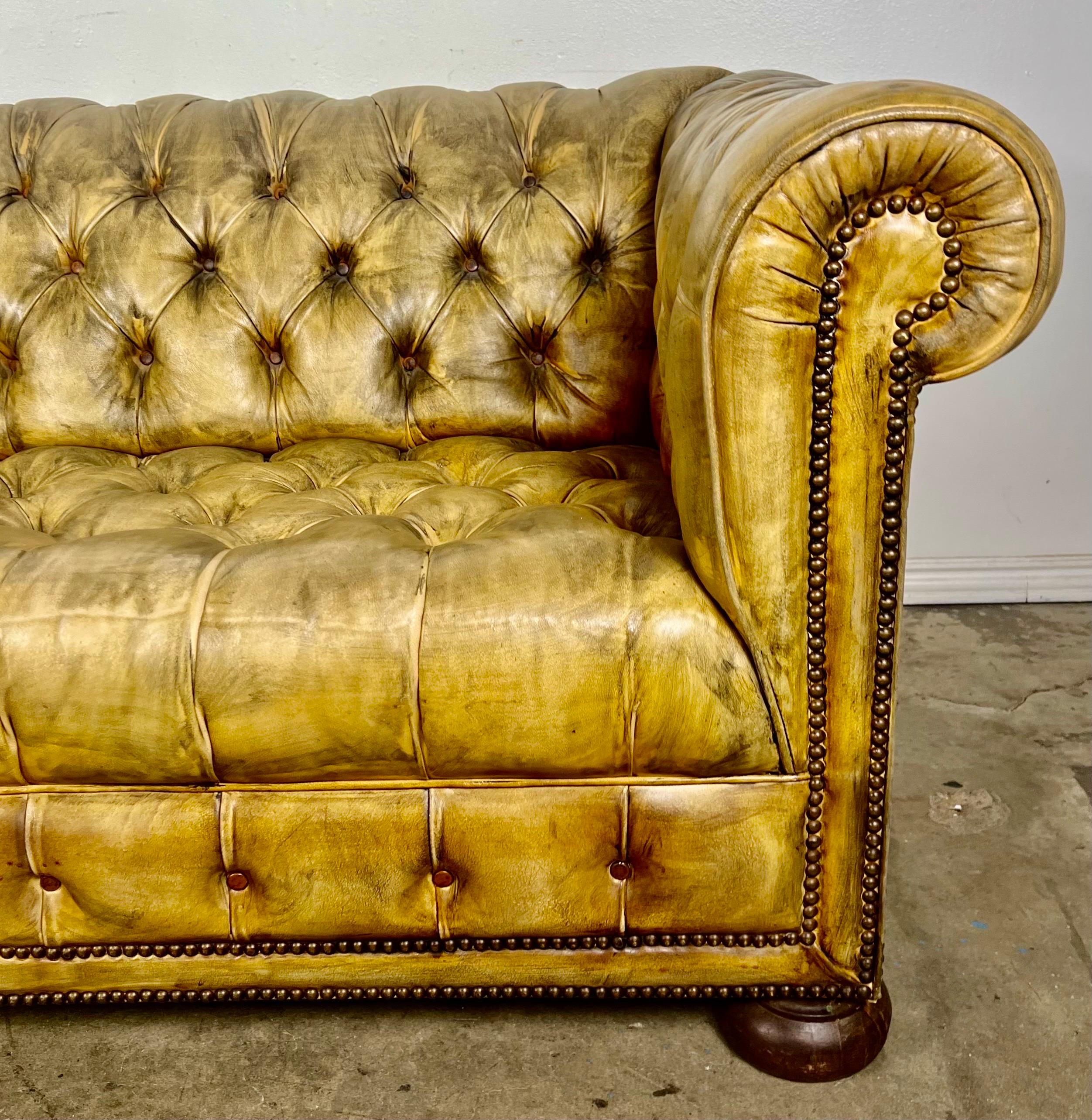 Englisches getuftetes Vintage-Sofa aus Leder im Chesterfield-Stil, ca. 1920er Jahre im Zustand „Starke Gebrauchsspuren“ im Angebot in Los Angeles, CA