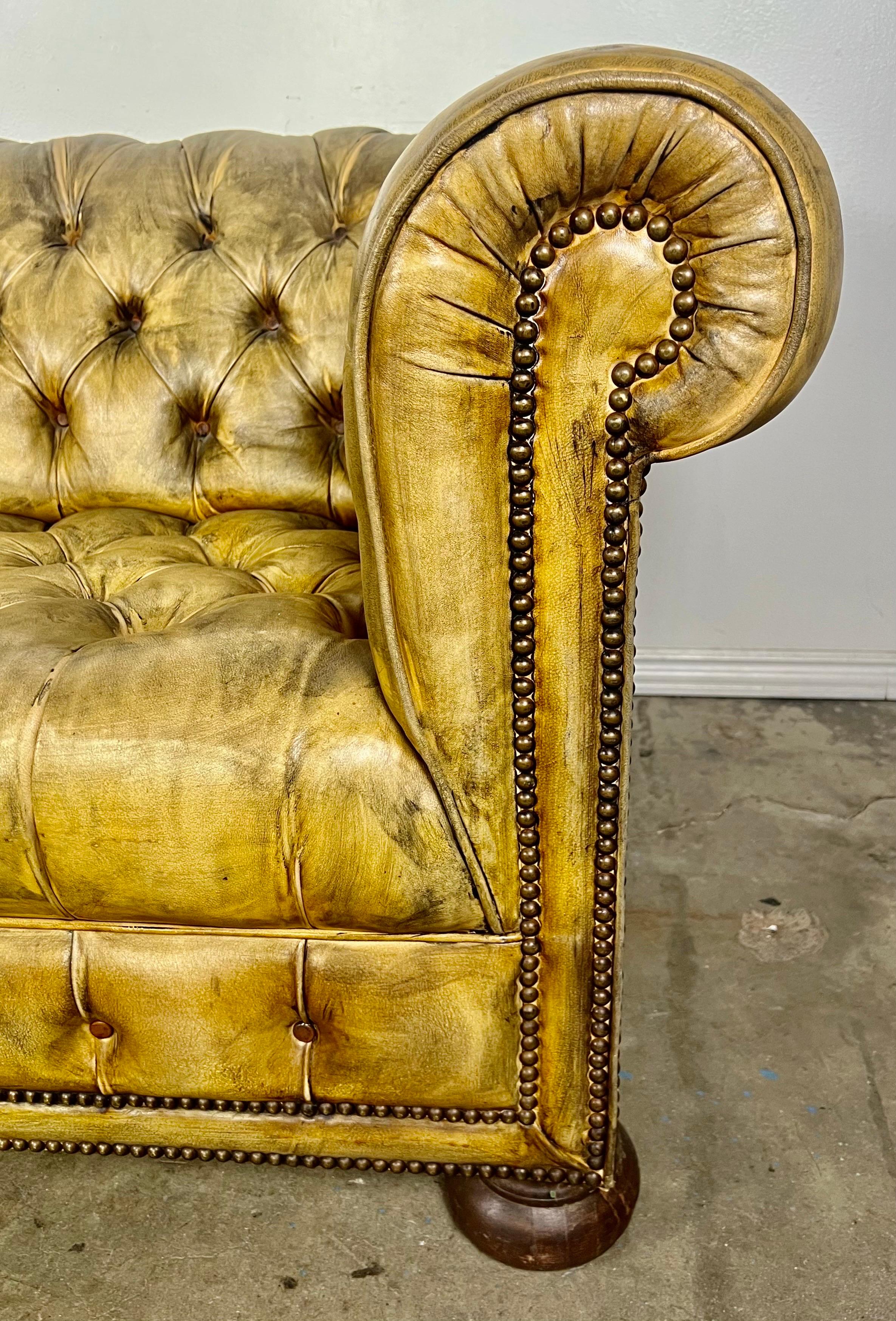 Sofa vintage anglais de style Chesterfield en cuir touffeté vers les années 1920 Abîmé - En vente à Los Angeles, CA