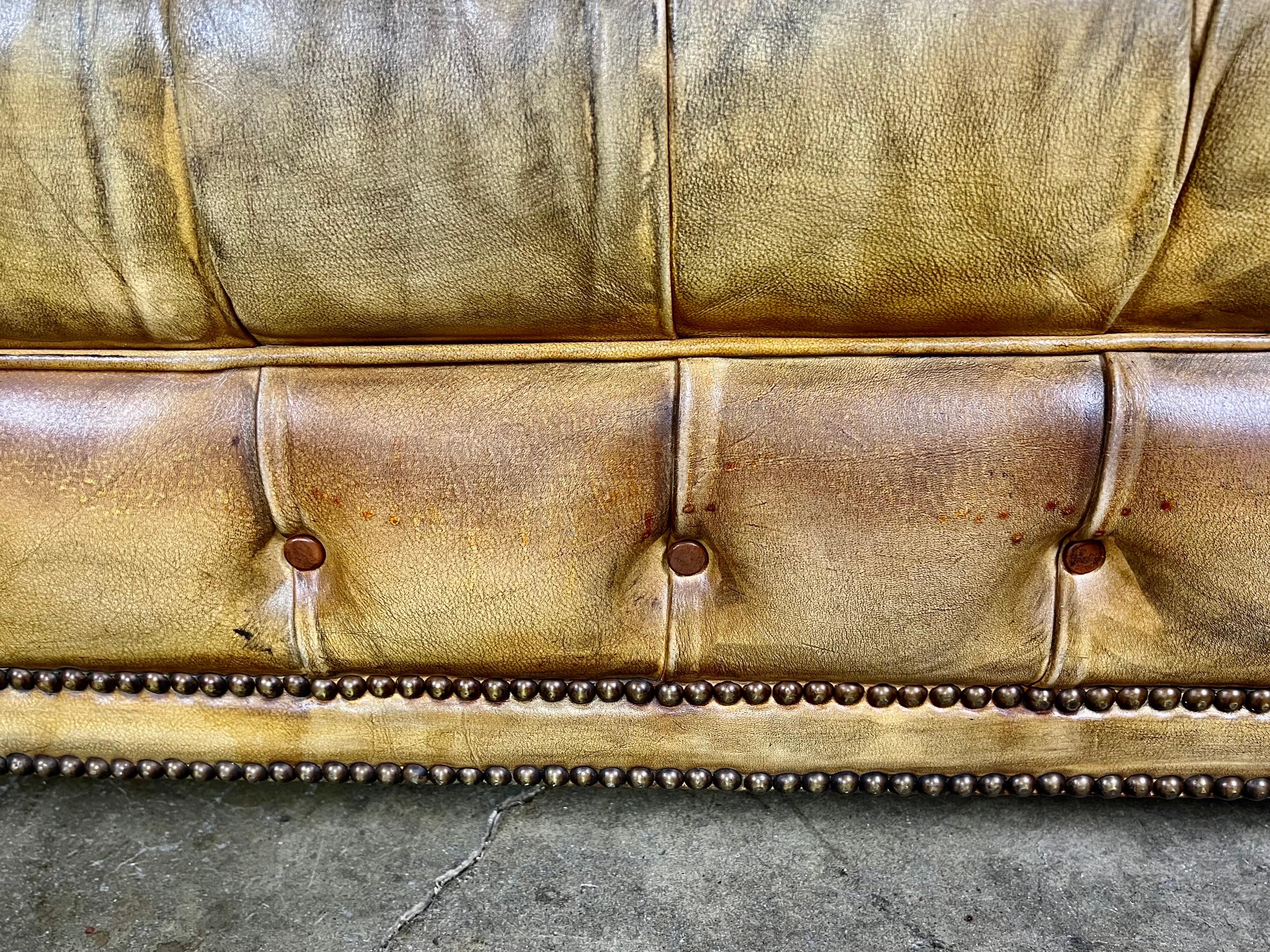 Cuir Sofa vintage anglais de style Chesterfield en cuir touffeté vers les années 1920 en vente