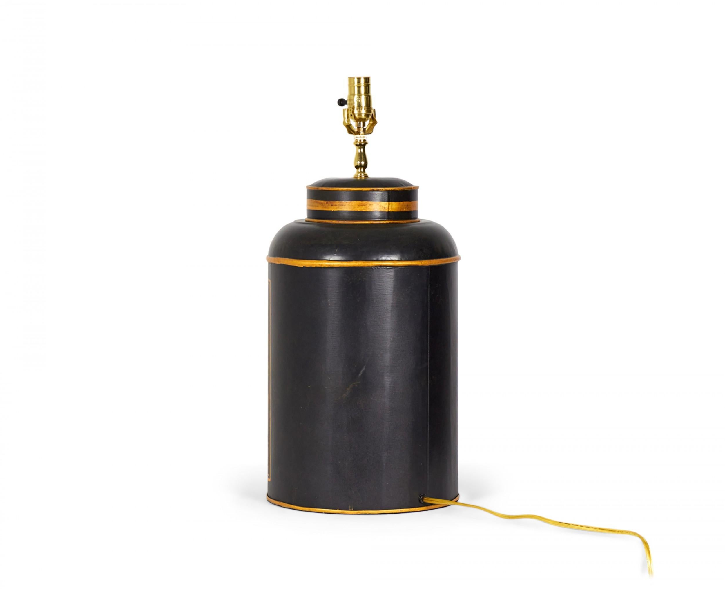 Vintage English Chinoiserie Landschaft Hand-Painted Tole Tea Caddy Tischlampe im Zustand „Gut“ im Angebot in Queens, NY
