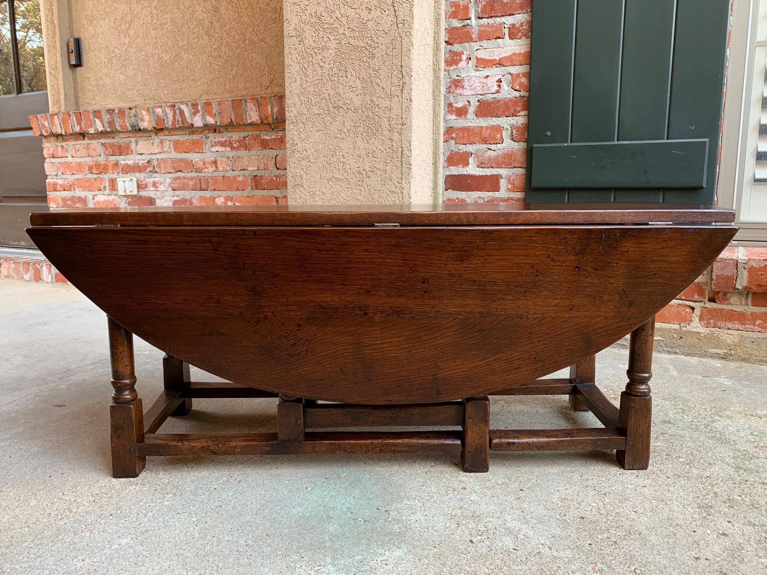 Vintage English Coffee Table Drop Leaf  Jacobean Gate Leg Wake Table Design In Good Condition In Shreveport, LA
