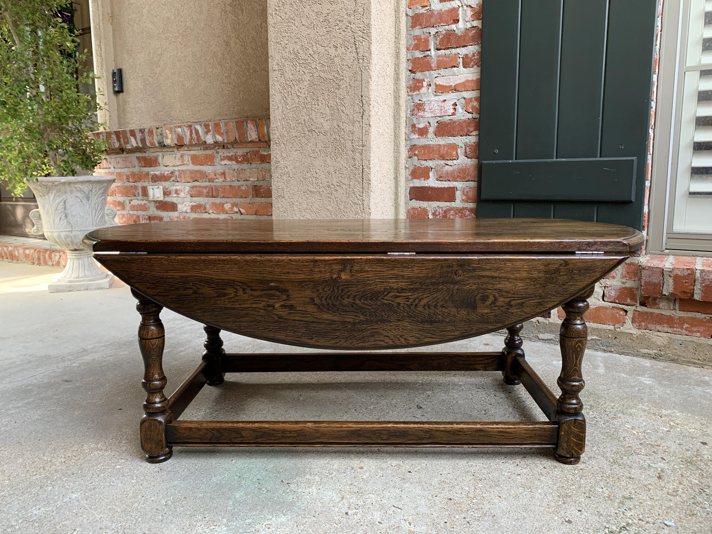 Vintage English Coffee Table Slender Drop-Leaf Jacobean Wake Table Style Oval In Good Condition In Shreveport, LA