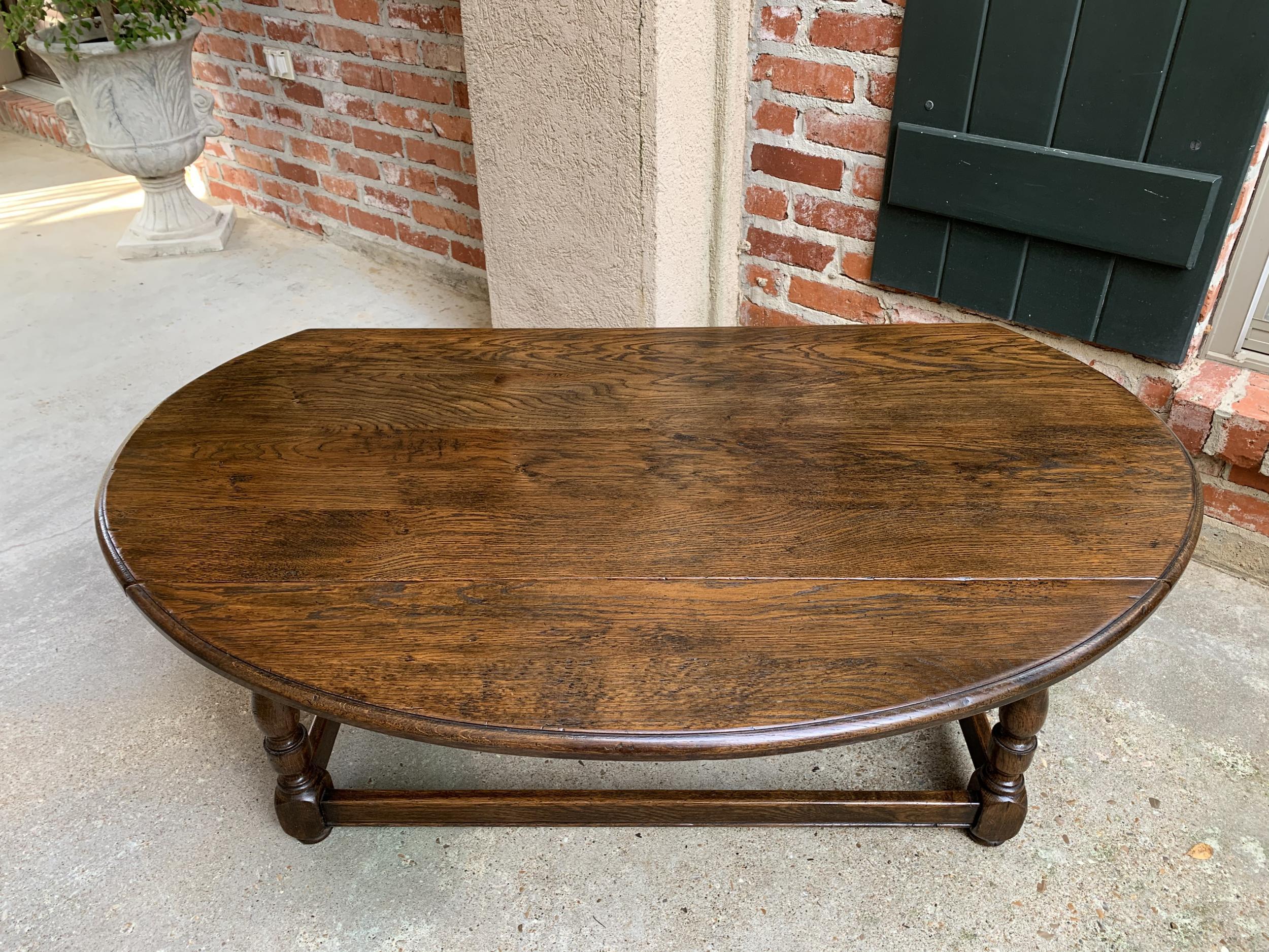 Vintage English Coffee Table Slender Drop-Leaf Jacobean Wake Table Style Oval In Good Condition In Shreveport, LA