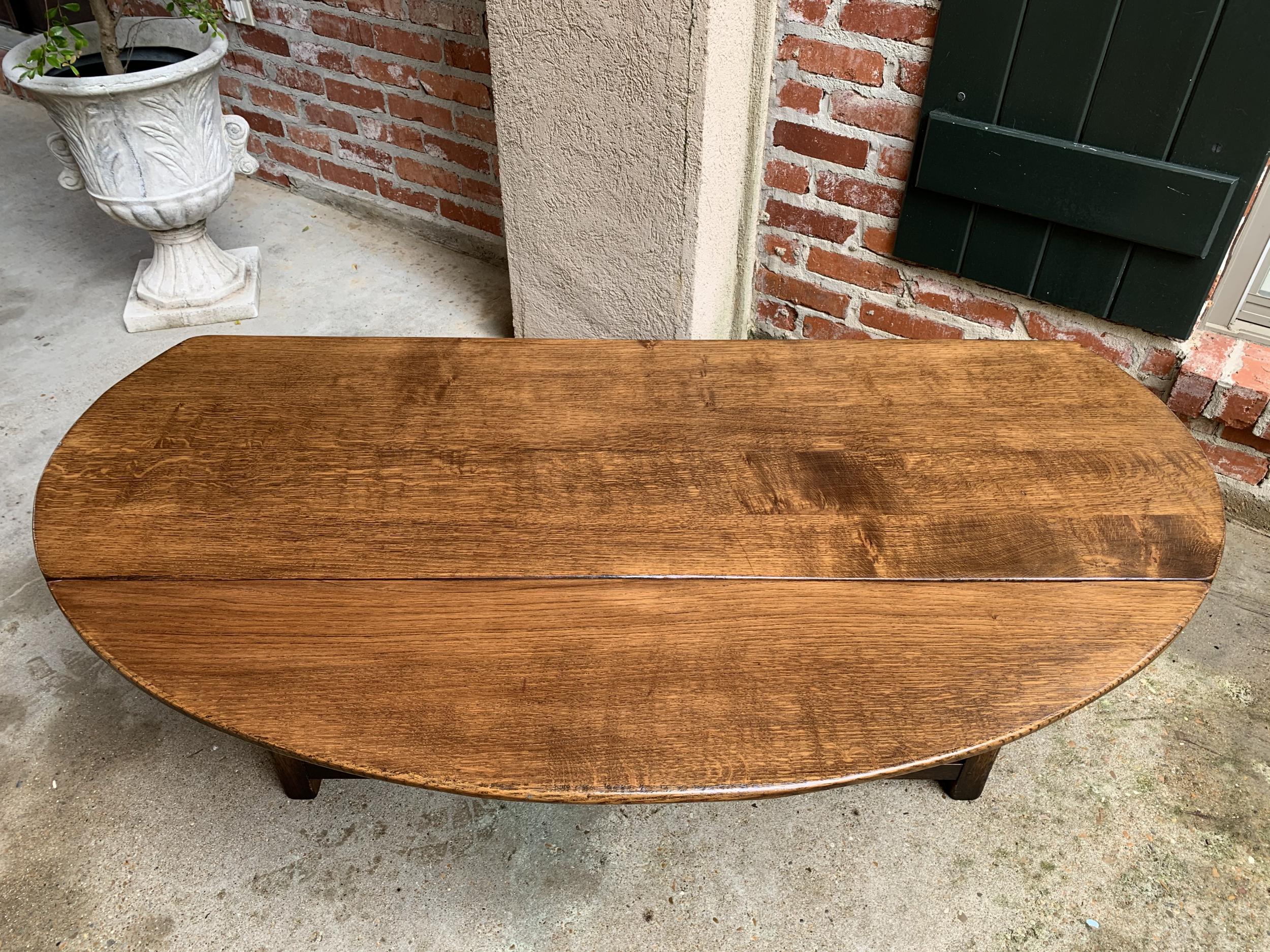Vintage English Coffee Table Slender Drop Leaf Wake Table Oval Mid Century In Good Condition In Shreveport, LA