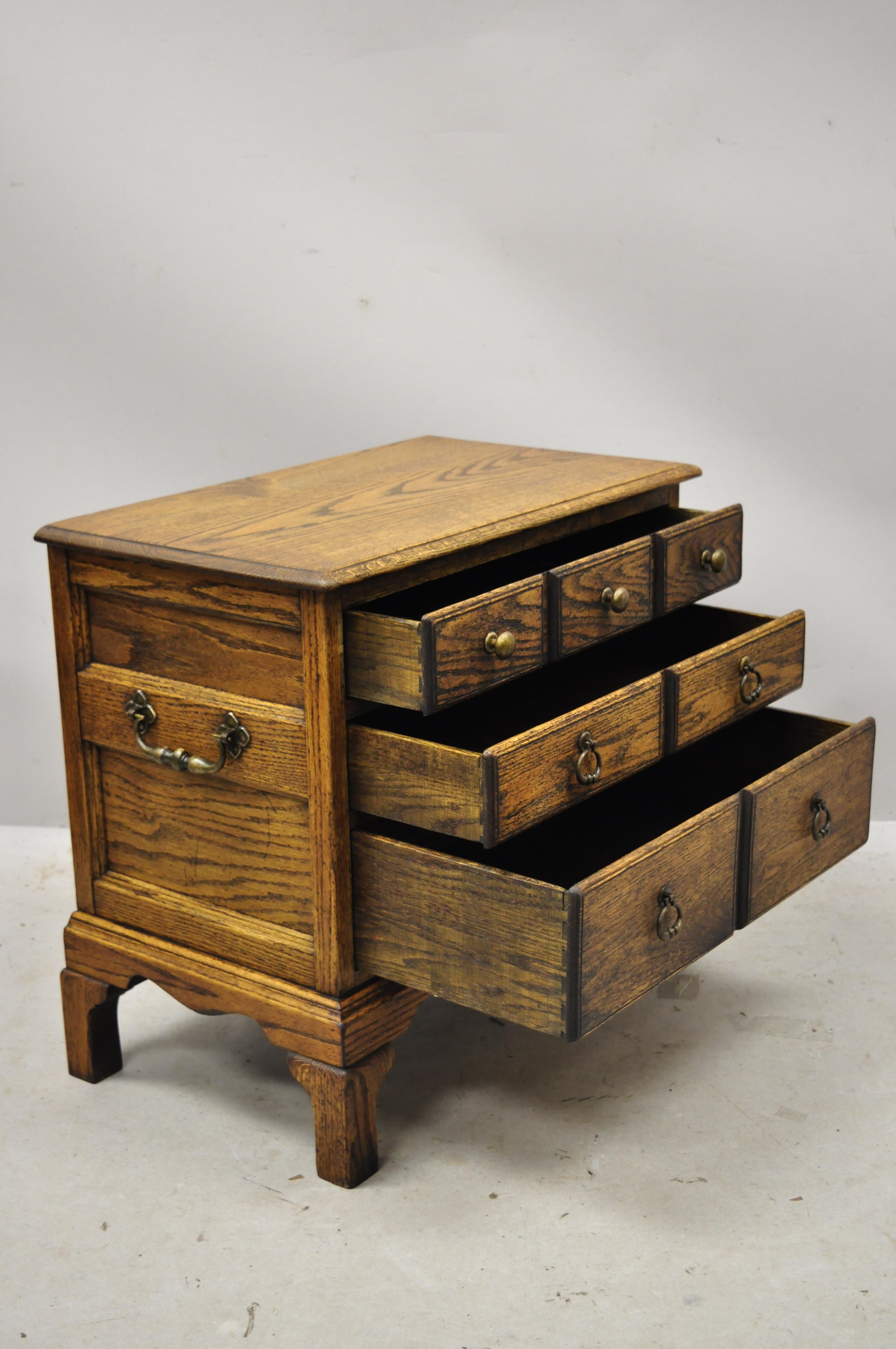 Vintage English Colonial Miniature Oak Wood Small Campaign Chest Side Table In Good Condition For Sale In Philadelphia, PA