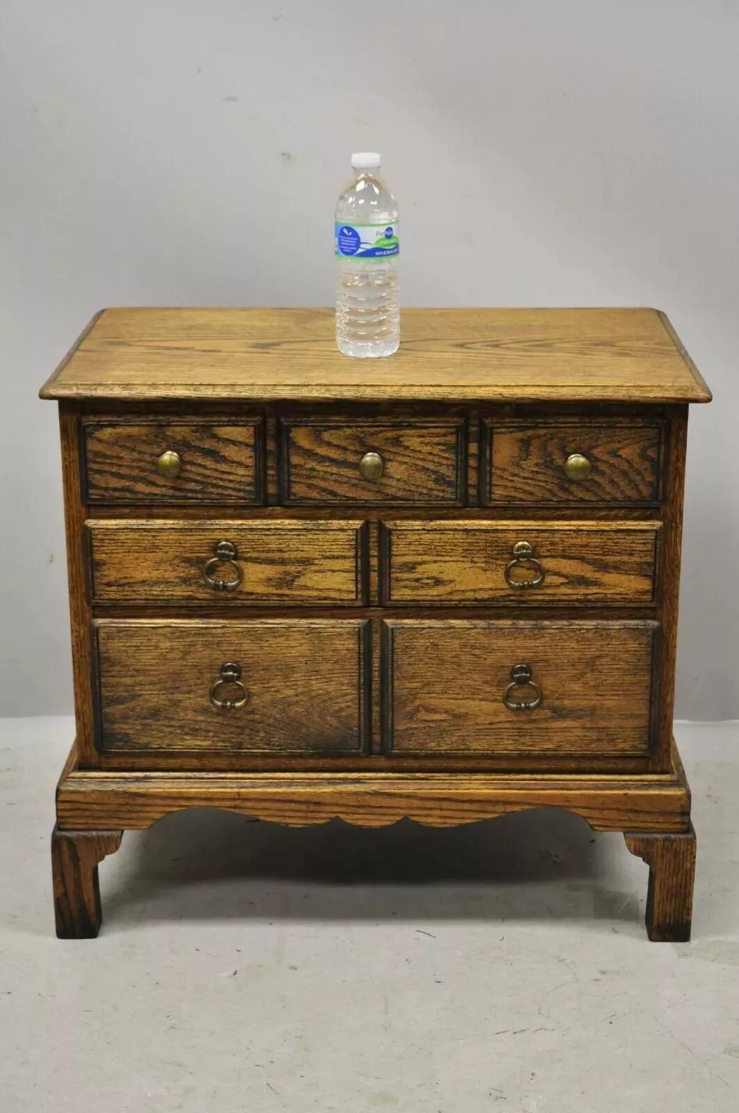 Vintage English Colonial Oak Wood Small Campaigner Chest Nightstand Side Table. Massivholzkonstruktion, schöne Holzmaserung, 3 schwalbenschwanzförmige Schubladen, massive Messingbeschläge, hochwertige amerikanische Handwerkskunst. Circa Mitte des