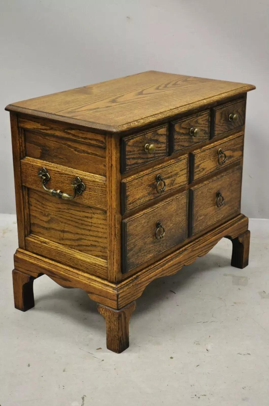 Vintage English Colonial Oak Wood Small Campaigner Chest Nightstand Side Table (Sonstiges) im Angebot