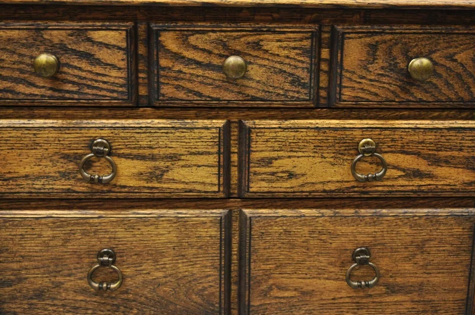 Vintage English Colonial Oak Wood Small Campaigner Chest Nightstand Side Table im Zustand „Gut“ im Angebot in Philadelphia, PA