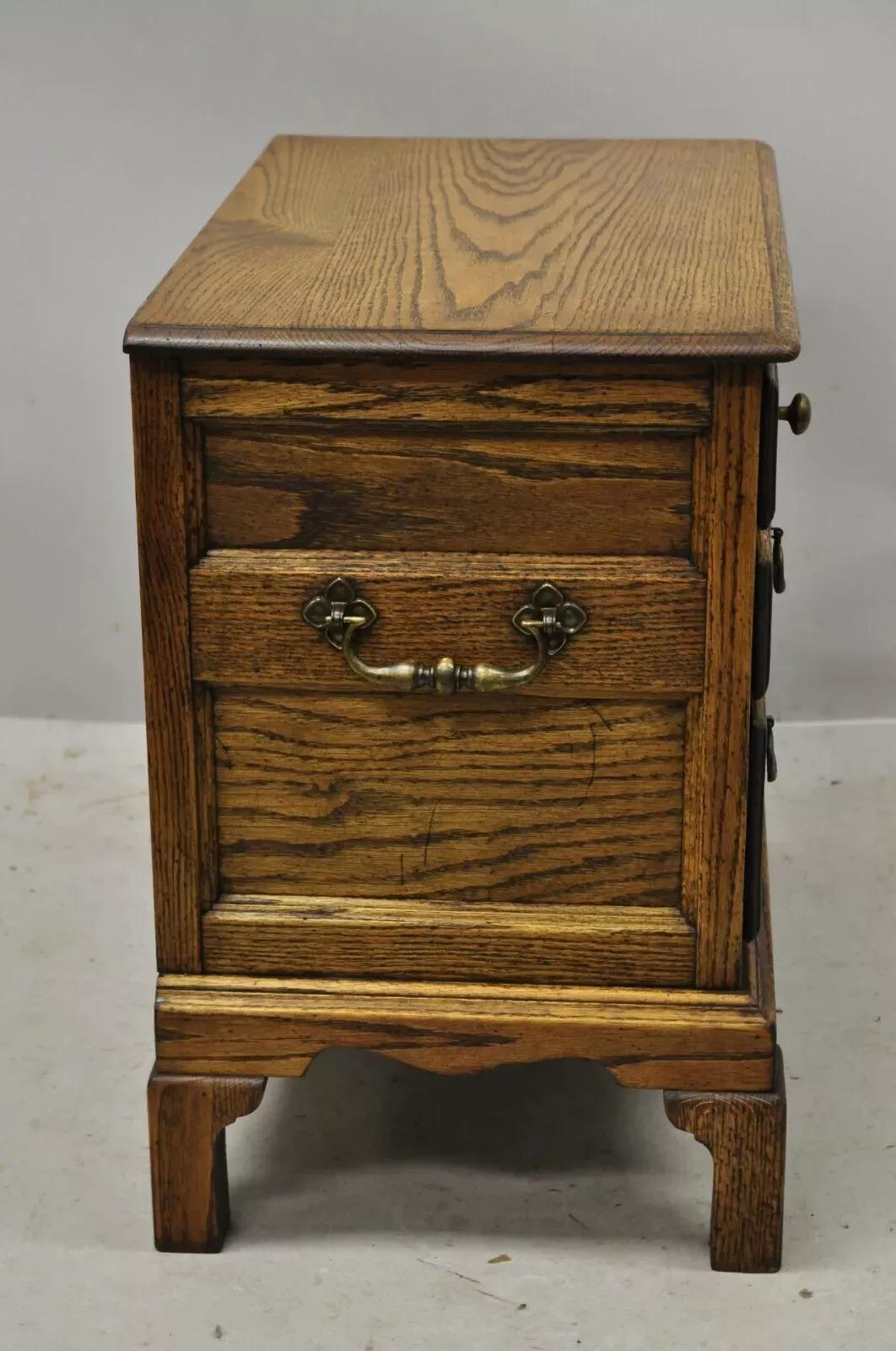 Vintage English Colonial Oak Wood Small Campaigner Chest Nightstand Side Table (Messing) im Angebot