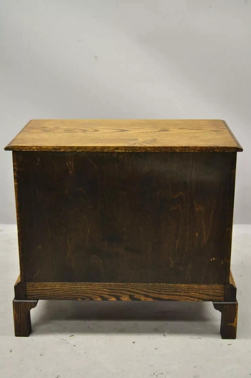 Vintage English Colonial Oak Wood Small Campaigner Chest Nightstand Side Table im Angebot 1