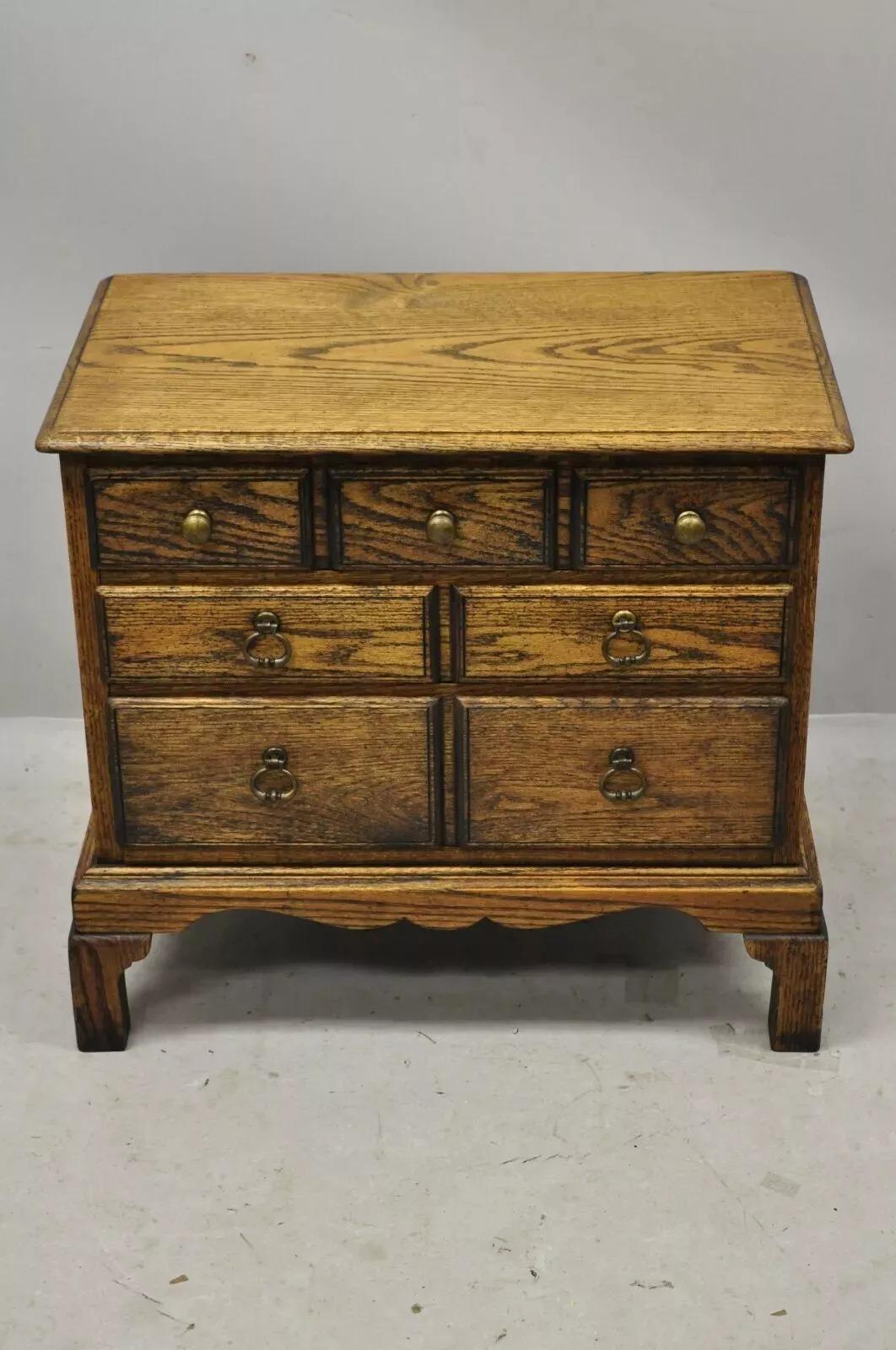 Vintage English Colonial Oak Wood Small Campaigner Chest Nightstand Side Table im Angebot 2