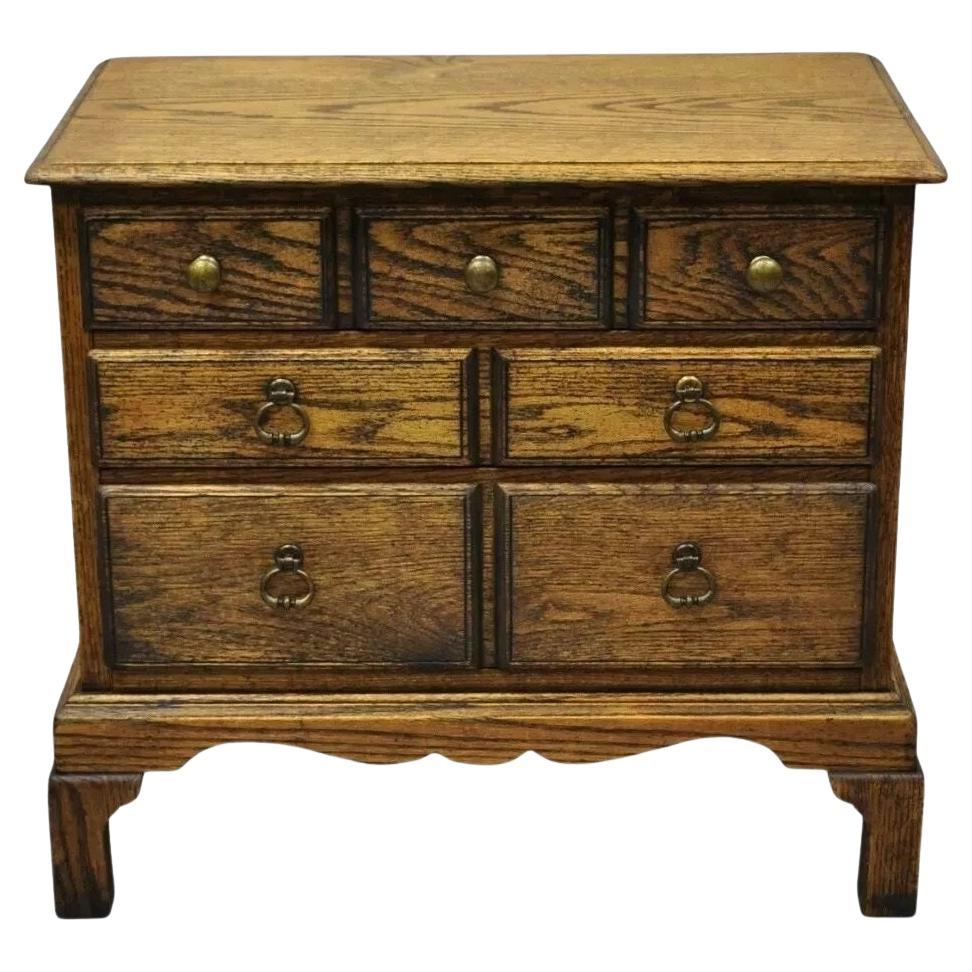 Vintage English Colonial Oak Wood Small Campaigner Chest Nightstand Side Table im Angebot