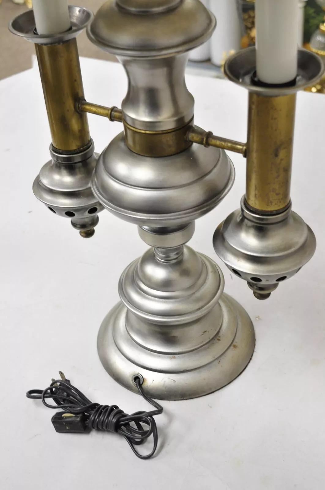 Lampe de bureau de style colonial anglais vintage à double bougie en métal tôle en vente 3