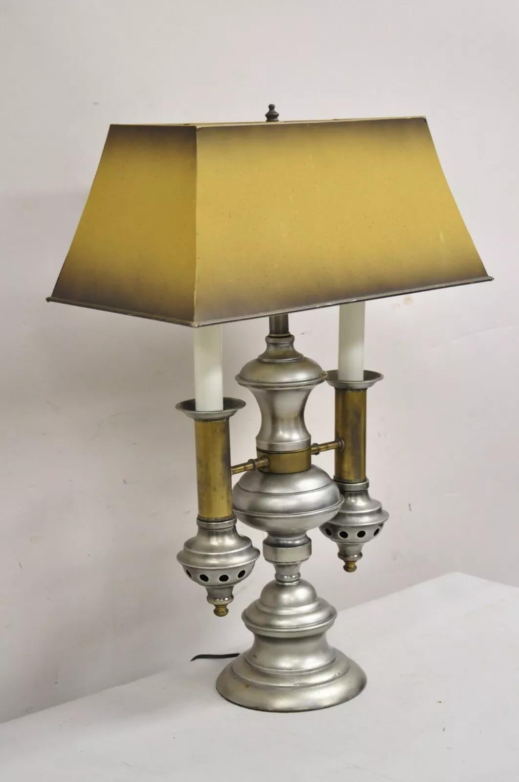 Lampe de bureau de style colonial anglais vintage à double bougie en métal tôle en vente 5