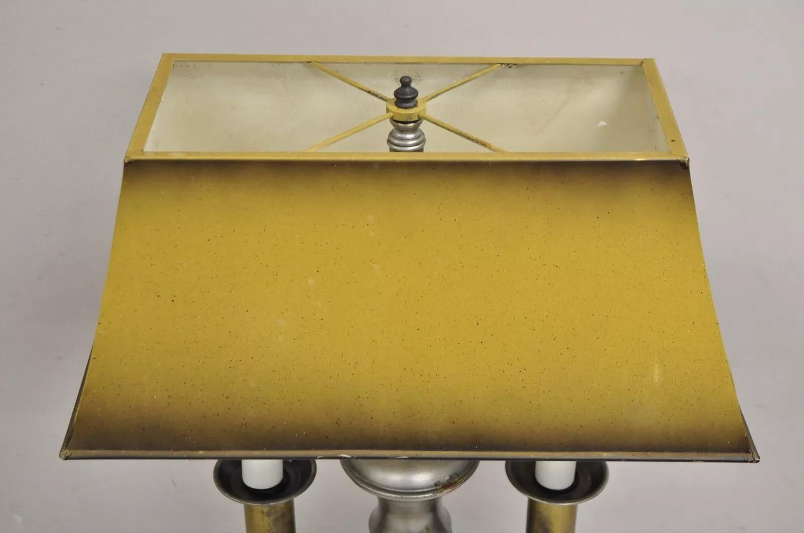 Autre Lampe de bureau de style colonial anglais vintage à double bougie en métal tôle en vente