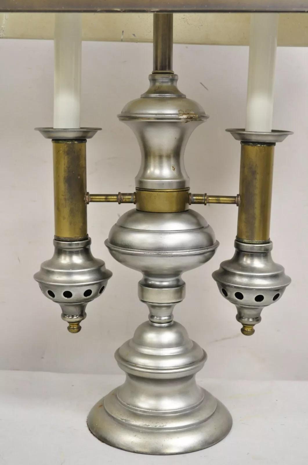 Inconnu Lampe de bureau de style colonial anglais vintage à double bougie en métal tôle en vente