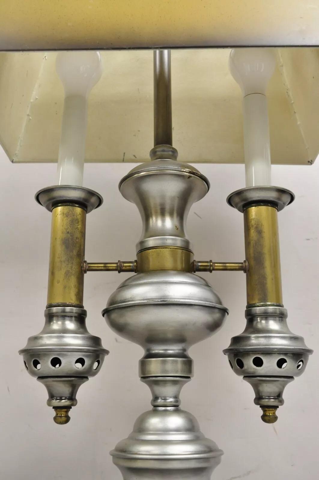 Lampe de bureau de style colonial anglais vintage à double bougie en métal tôle Bon état - En vente à Philadelphia, PA