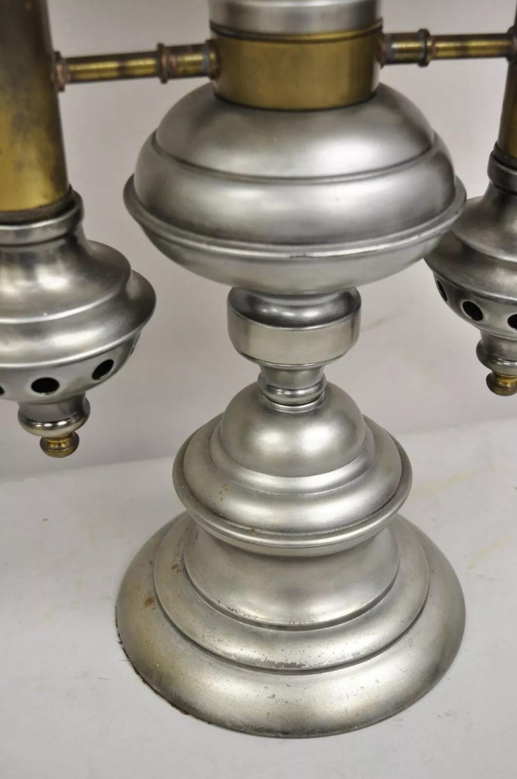 20ième siècle Lampe de bureau de style colonial anglais vintage à double bougie en métal tôle en vente