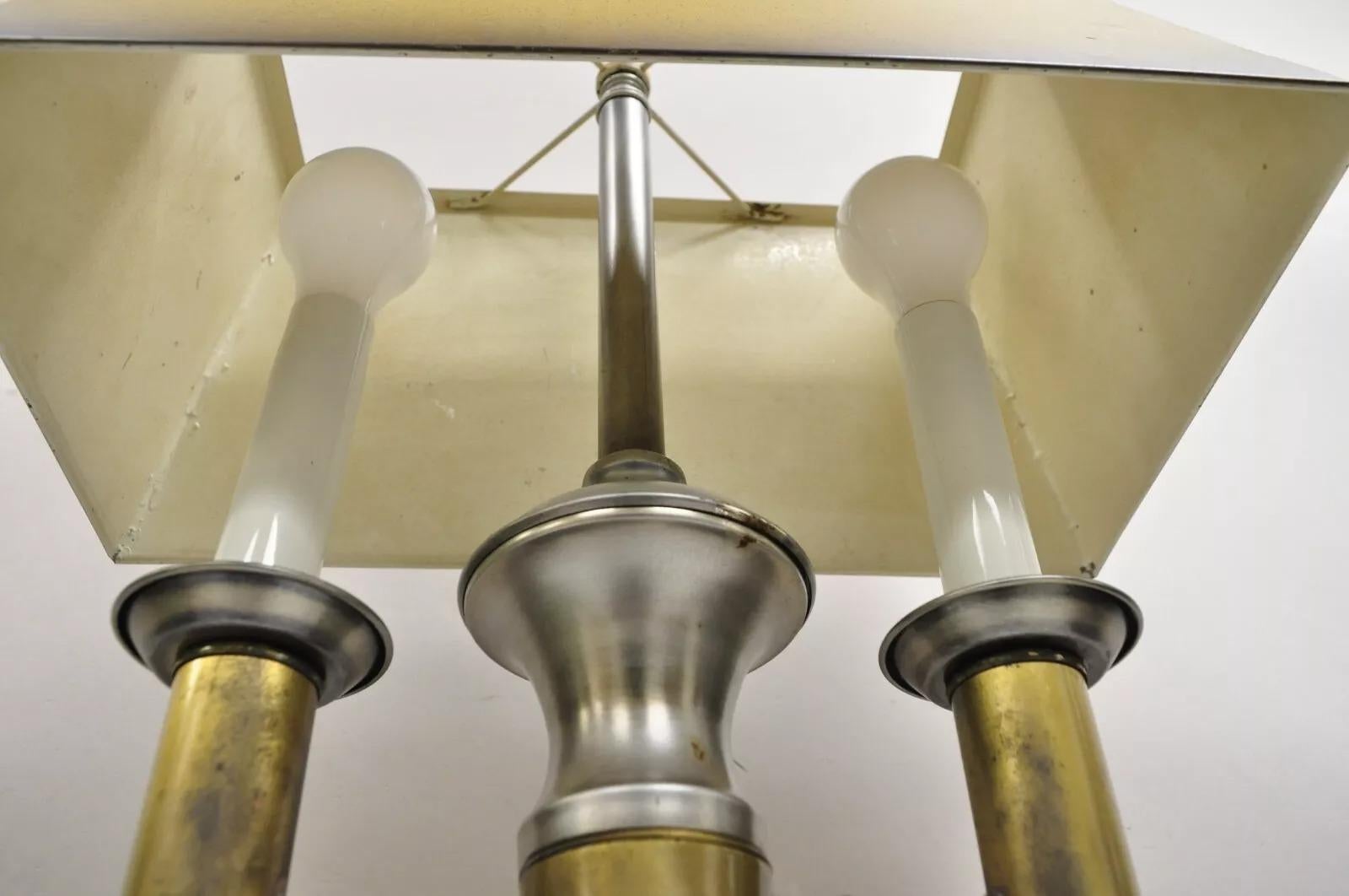 Lampe de bureau de style colonial anglais vintage à double bougie en métal tôle en vente 1