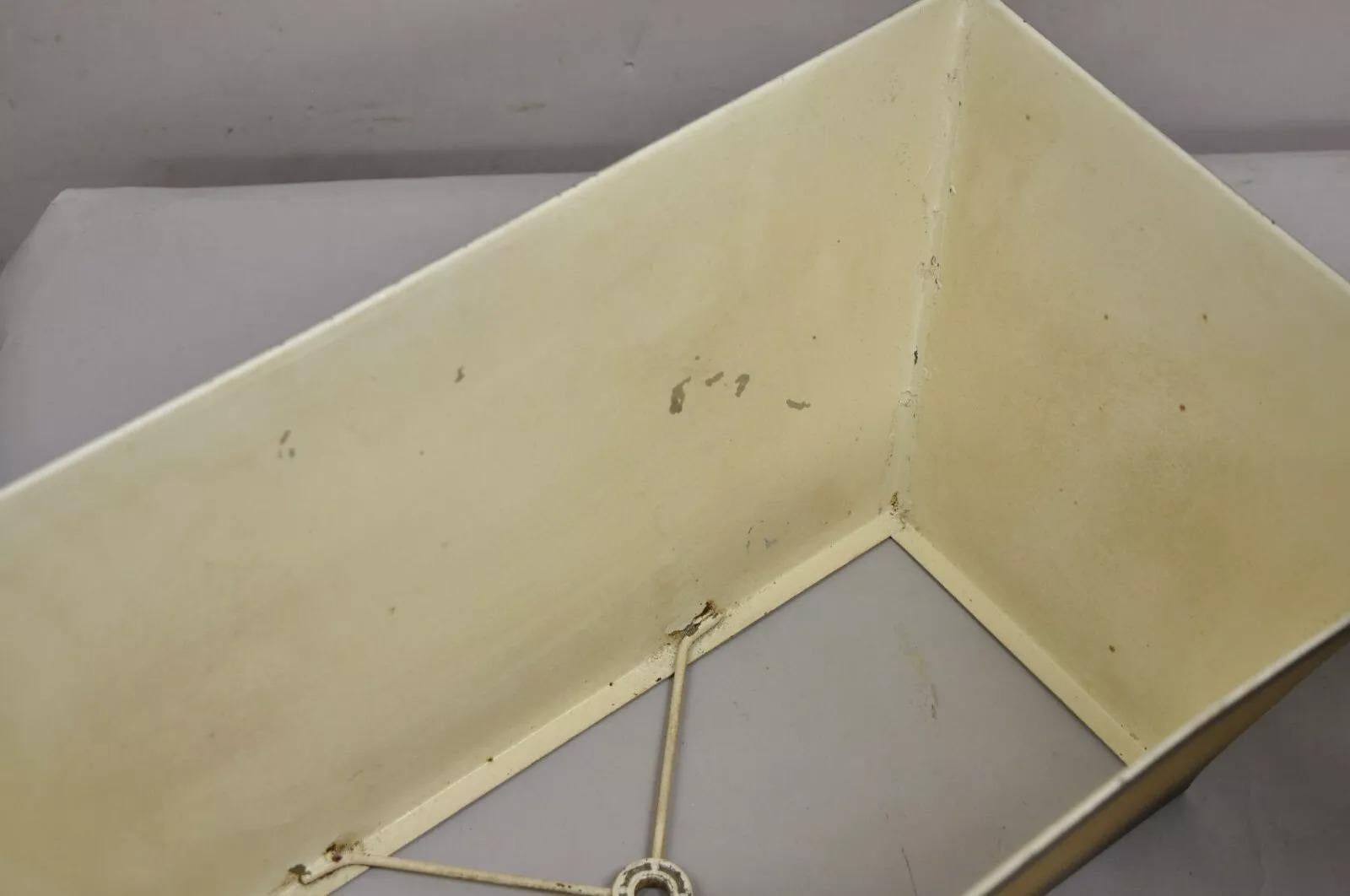 Lampe de bureau de style colonial anglais vintage à double bougie en métal tôle en vente 2