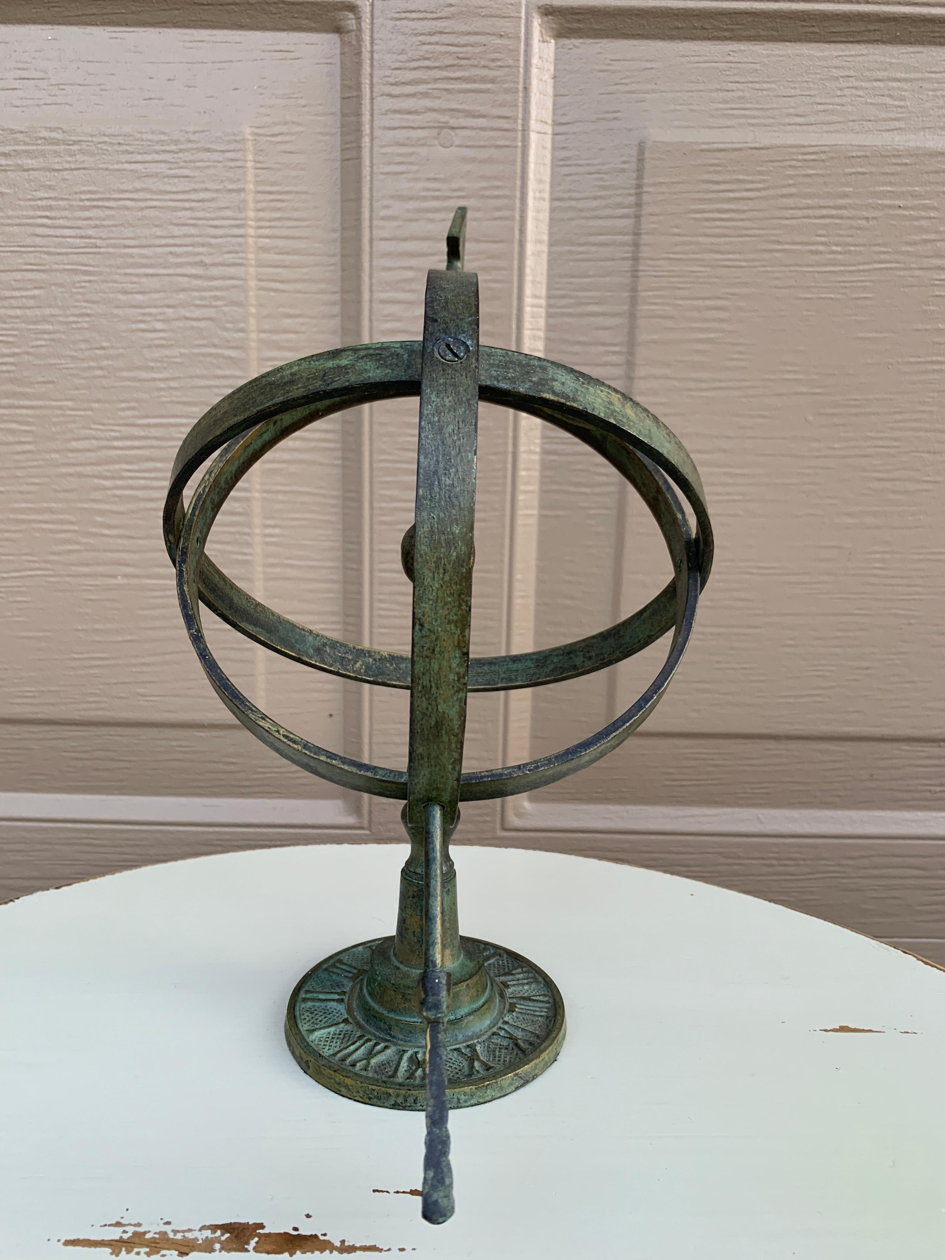 Meridiana armillare da giardino vintage in ottone Verdigris in vendita 5