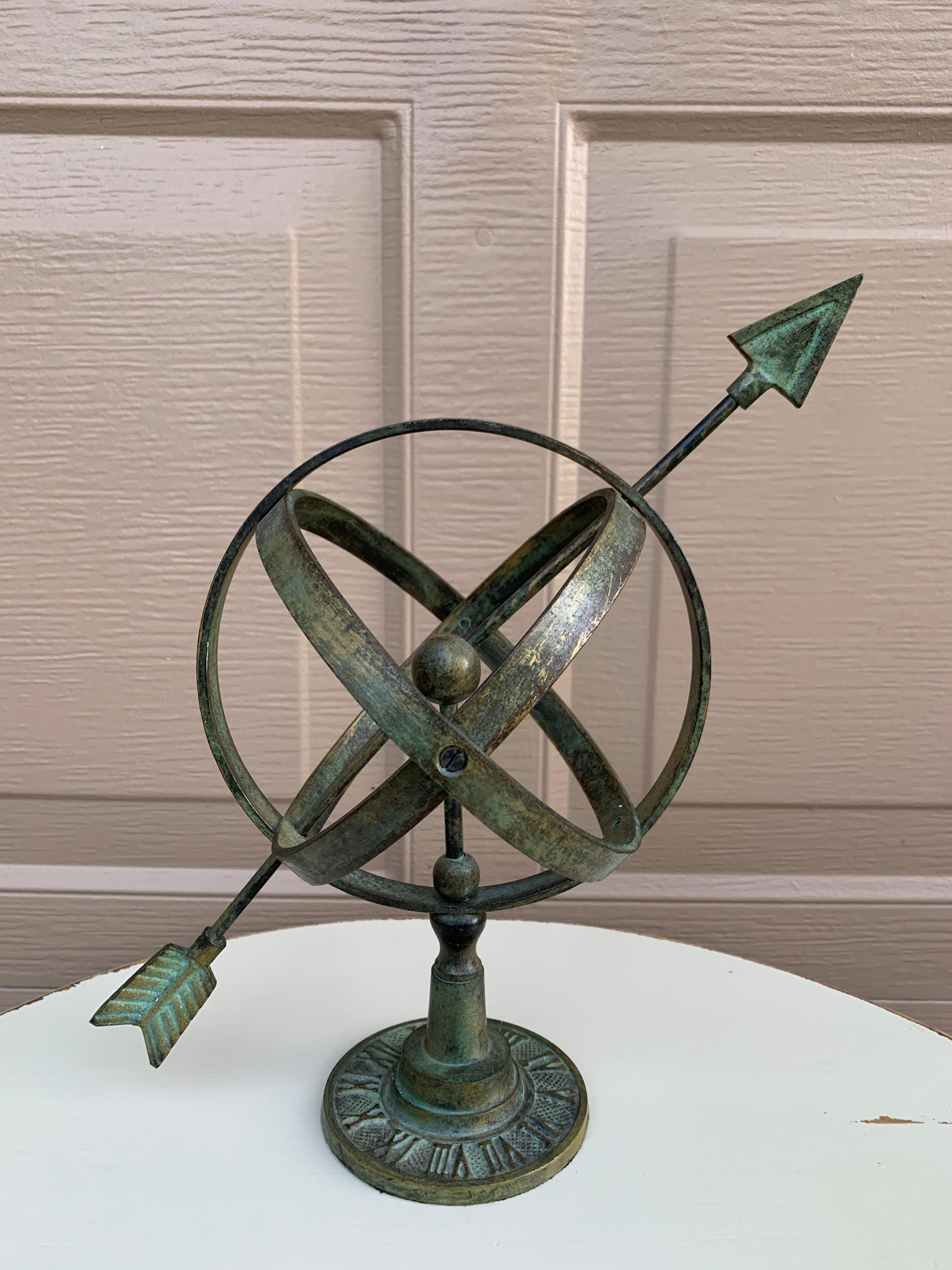 Splendida meridiana armillare da giardino in stile inglese vintage o neoclassico, in ottone verde e verdastro con numeri romani

Stati Uniti, fine del XX secolo

Misure: 10