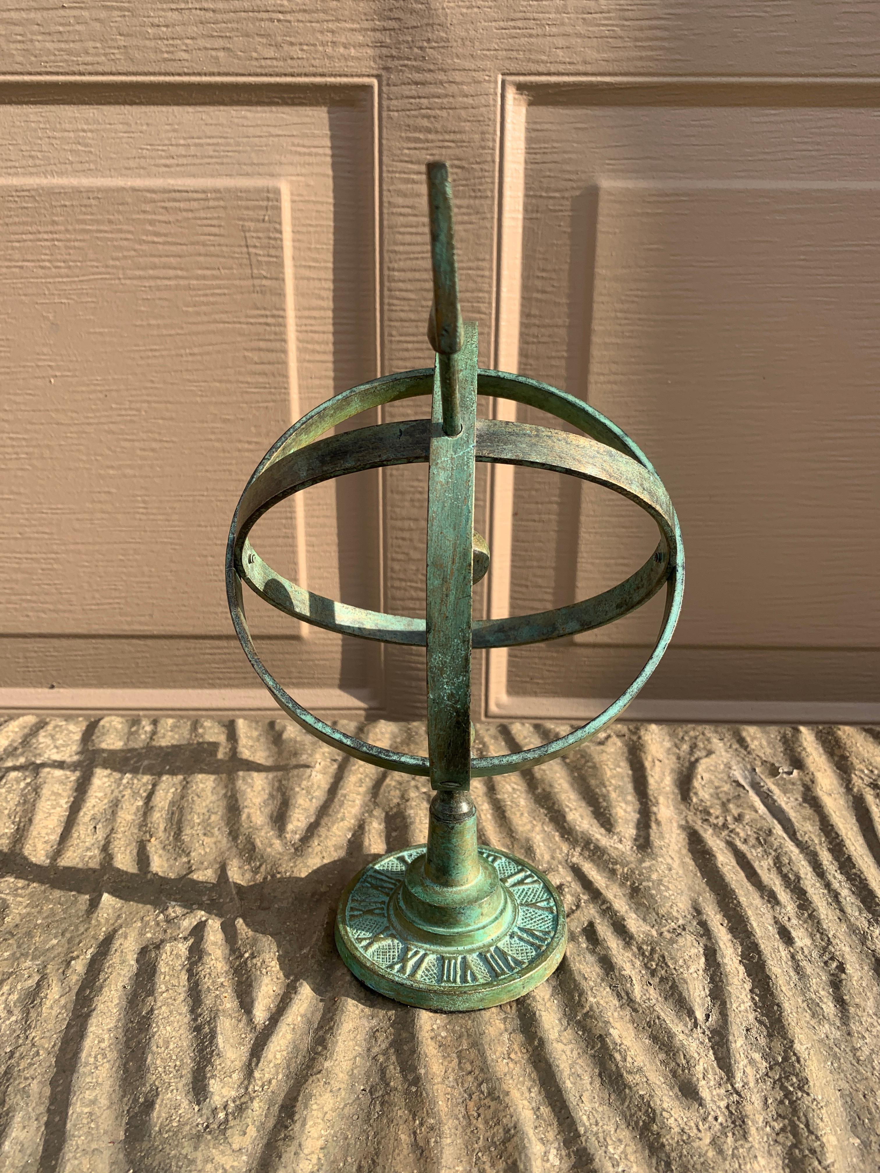 Vintage English Land Messing Verdigris Garten Armillar Sonnenuhr (amerikanisch) im Angebot