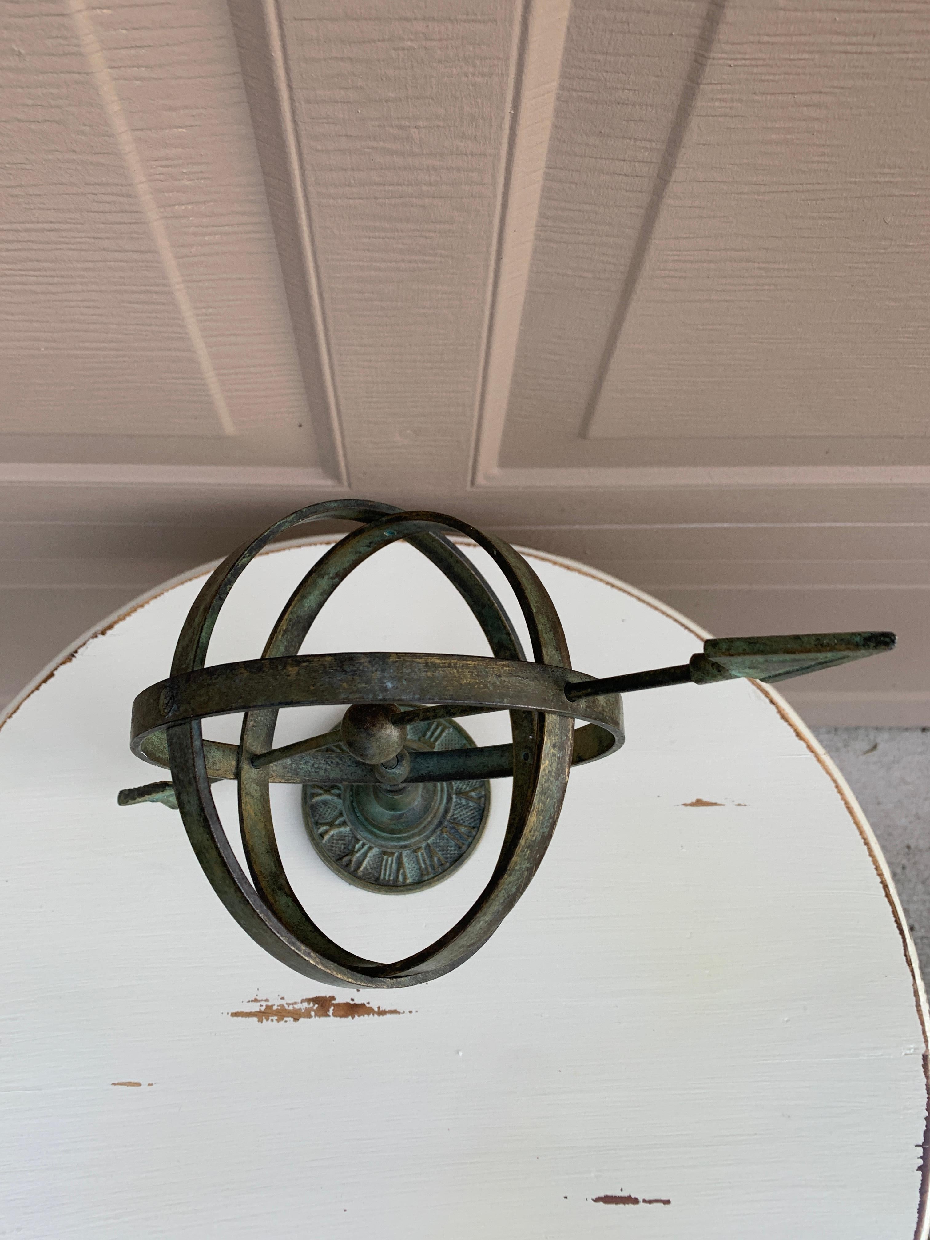 Meridiana armillare da giardino vintage in ottone Verdigris In condizioni buone in vendita a Elkhart, IN