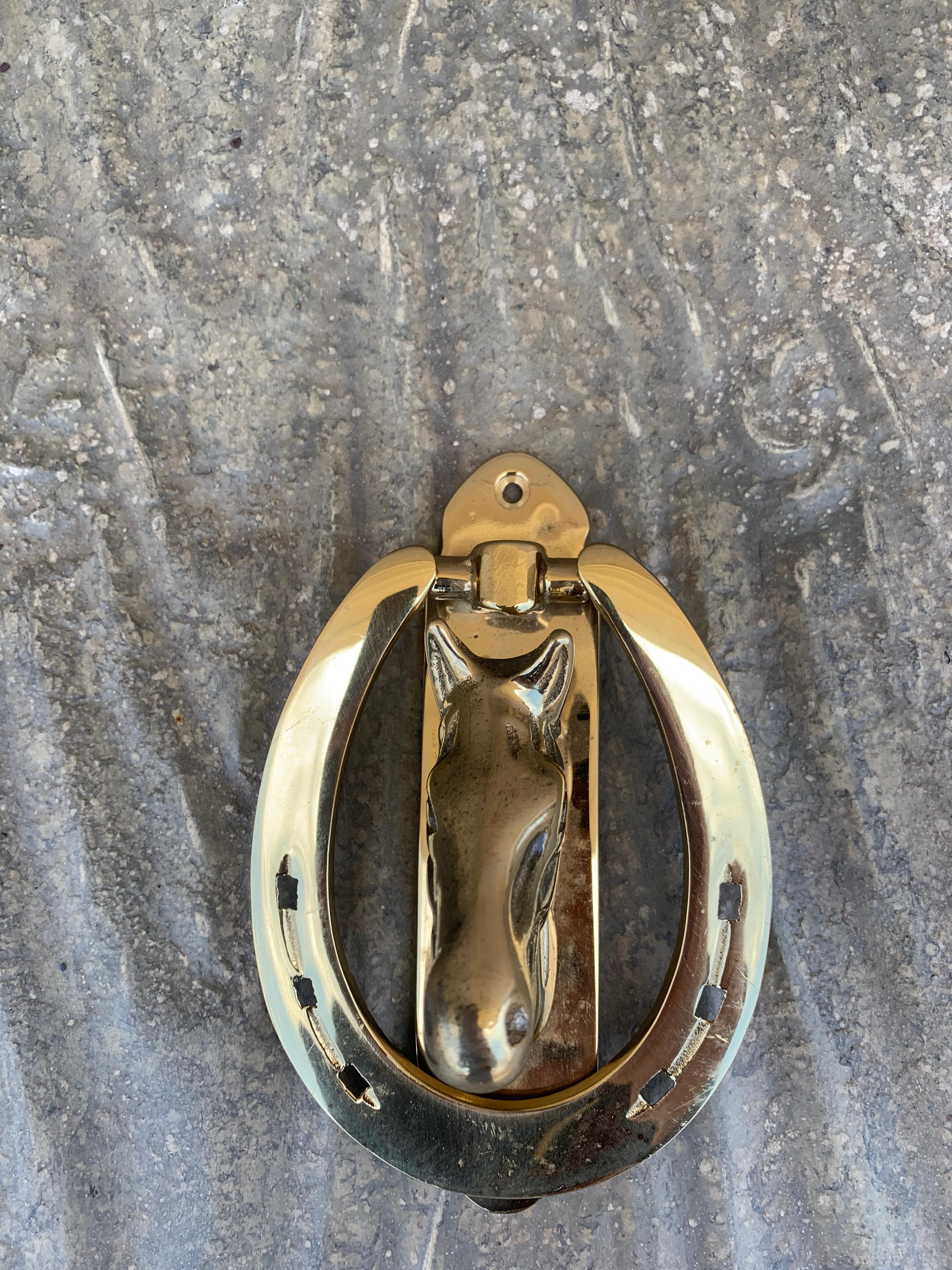 Aldaba de puerta inglesa vintage de latón fundido con caballo ecuestre De campo en venta