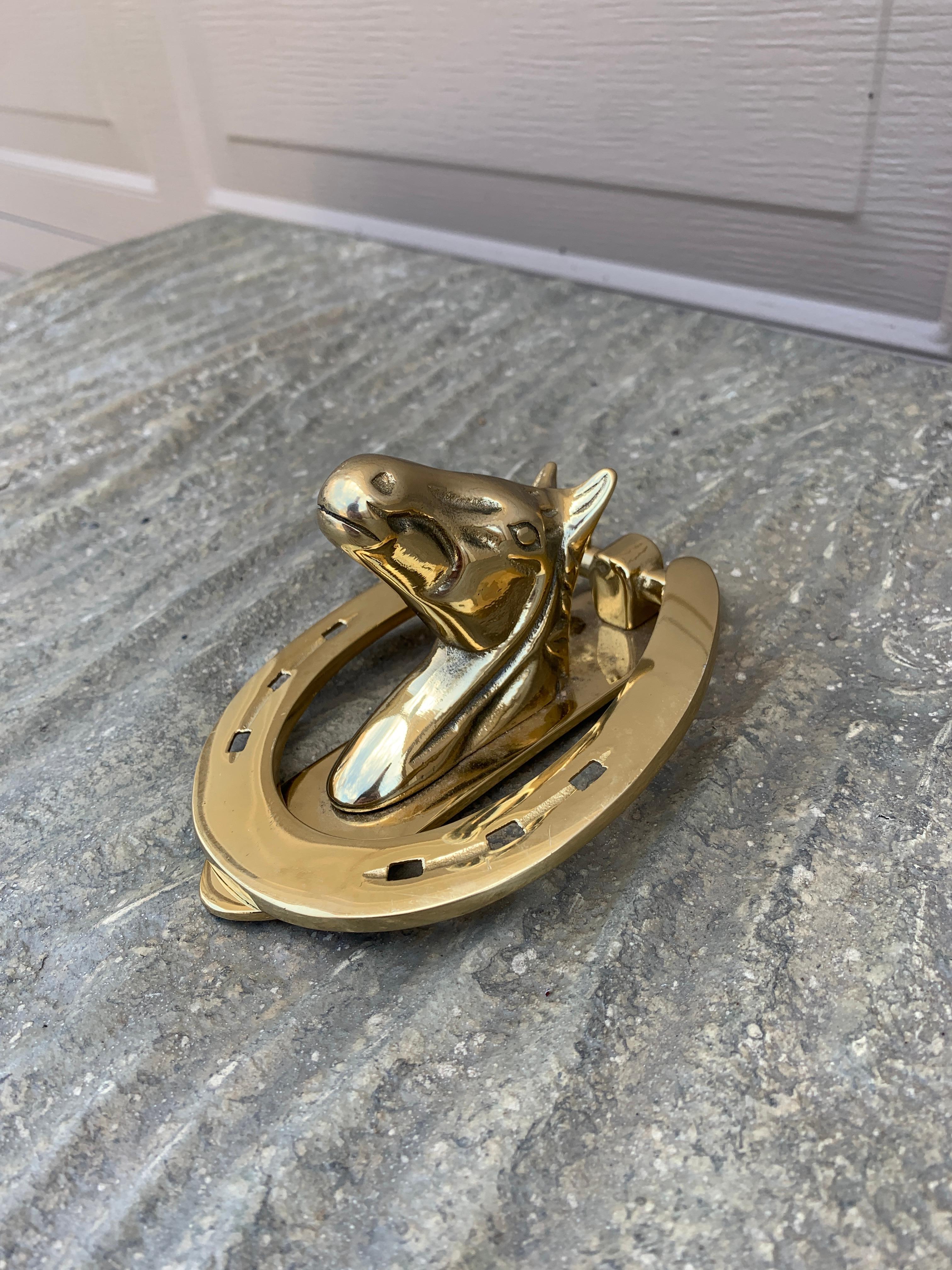 Aldaba de puerta inglesa vintage de latón fundido con caballo ecuestre Estadounidense en venta