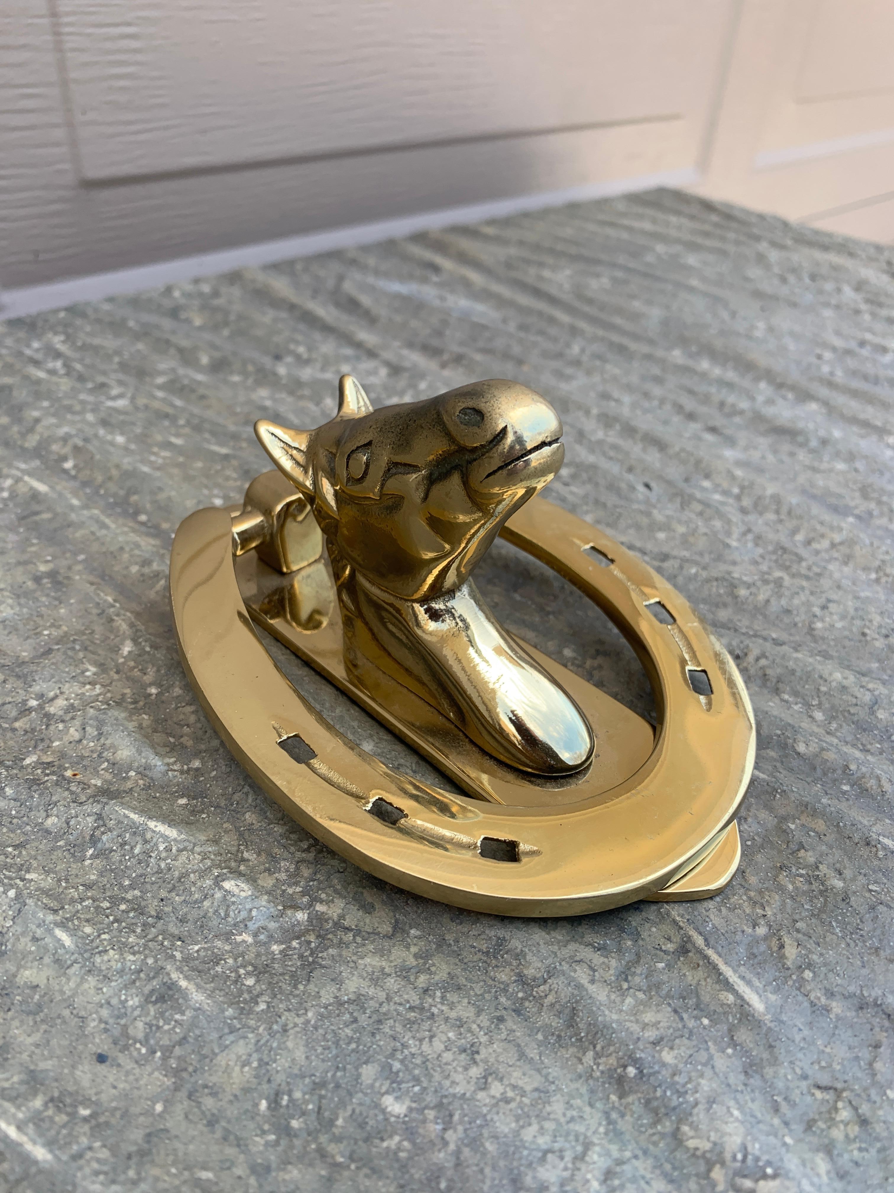Aldaba de puerta inglesa vintage de latón fundido con caballo ecuestre en Bueno estado para la venta en Elkhart, IN