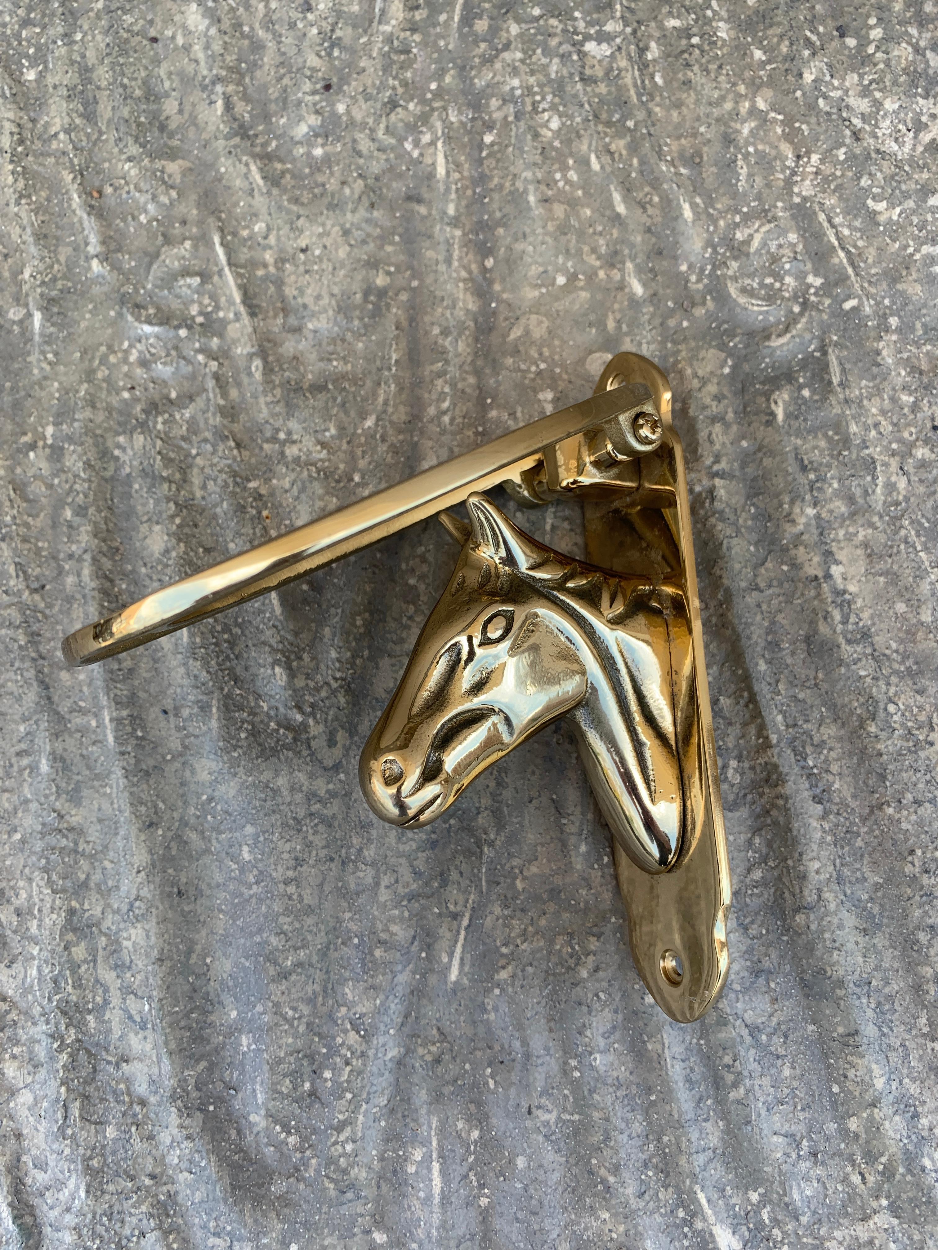 Aldaba de puerta inglesa vintage de latón fundido con caballo ecuestre siglo XX en venta